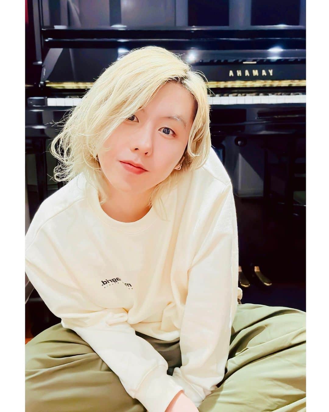 藤澤涼架のインスタグラム：「夜中にやほっっ🌛  アップライトピアノとぼく😌🎹 #おやすみ #良い日曜日を #upright #piano」