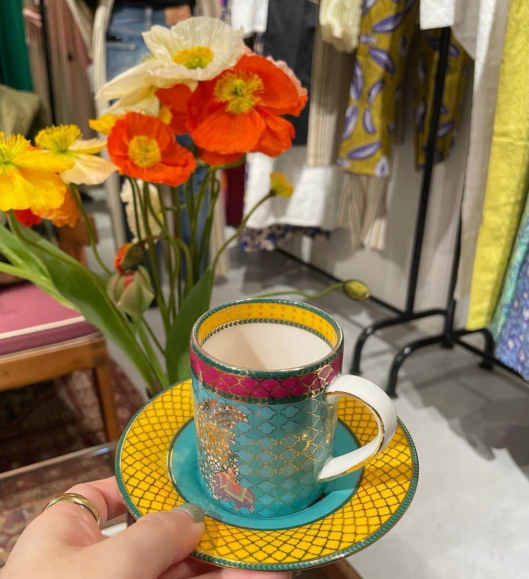 石井リナのインスタグラム：「ティーカップはWEDGEWOODを集めてるんだけど、インドのティーカップに心を奪われるとは…！💐  洋服やインテリアも白黒ばっかり、というのは好きではなく、色があるもの、デザインがあるものが好き。」