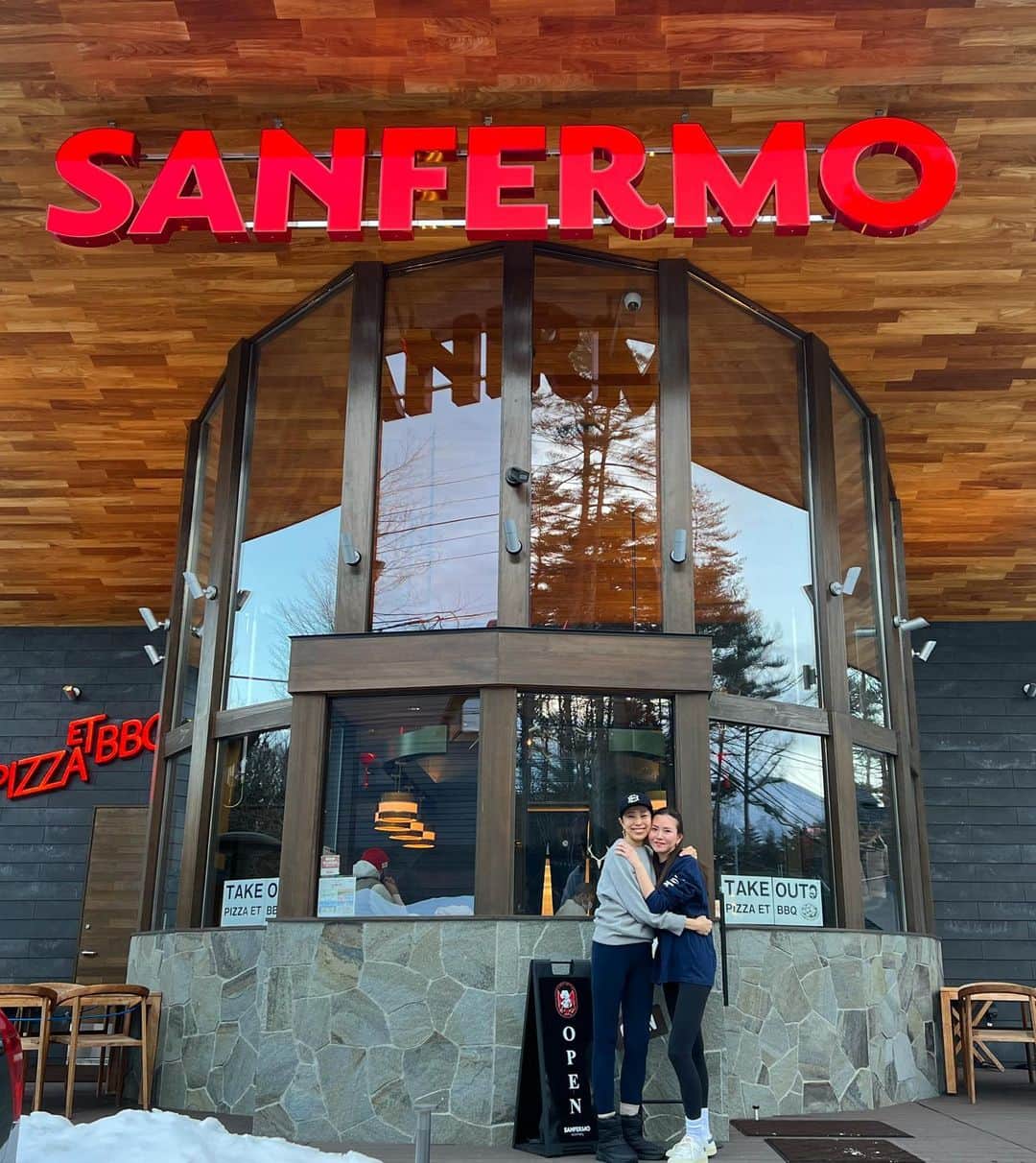 山城葉子さんのインスタグラム写真 - (山城葉子Instagram)「. 白馬のpizza屋さん"SANFERMO" @sanfermo_pizzaetbbq  🍕🍕🍕🍕🍕🤍🍴  家族のような存在の圭ちゃんとはいつも一緒。 @__keinarita」2月18日 23時10分 - yokoyamashiro