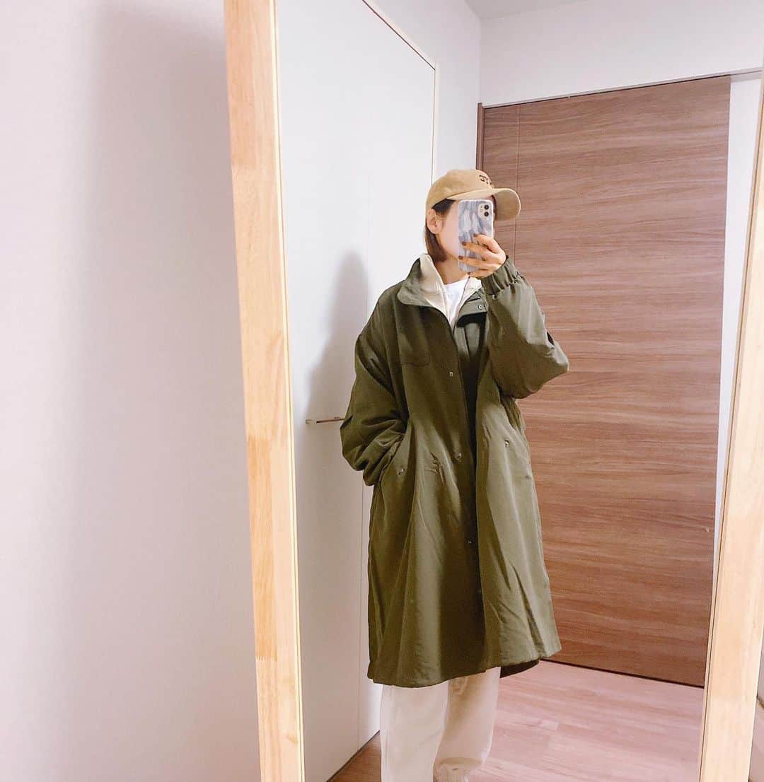 aiaiのインスタグラム：「𝓬𝓸𝓸𝓻𝓭𝓲𝓷𝓪𝓽𝓮  outer.sweater  @andme_official  pants  @uniqlo  @uniqlo_with  @uniqlo_jp  cap @zakkabox_」