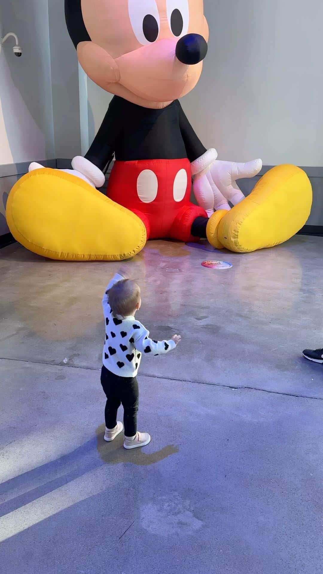 メリッサ・フランクリンのインスタグラム：「There are few better feelings than seeing your child absolutely in awe over something. Seeing the world through her eyes is the greatest gift. I looked over at Hayes in the middle of this and told him that these moments are all I ever dreamed of, and I still can’t believe they’re happening right in front of me. This is from the Disney Animation Immersive Experience, and we absolutely loved it! Although I’m not sure if Cait loved the show or seeing her baby cousin more🥹😍 Hoping your weekends are as magic filled as this!!😘💫」