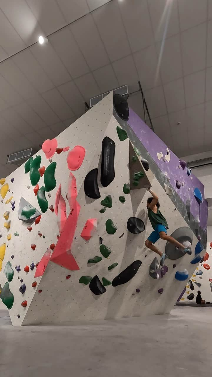 ハキム・カスバンのインスタグラム：「Nice line at @boulder_plus!⁣ ⁣ Had to psyche myself up and take some practice falls from height before committing to the last move on this. Glad to be adding to the confidence of landing from height!⁣ ⁣ @boruda.sg⁣ @heavy.japan⁣⁣⁣ @reddotrunningco⁣ ⁣⁣⁣ #climbing #bouldering #heavyjapan  #teamrdrc #rdrcsg #borudasg」