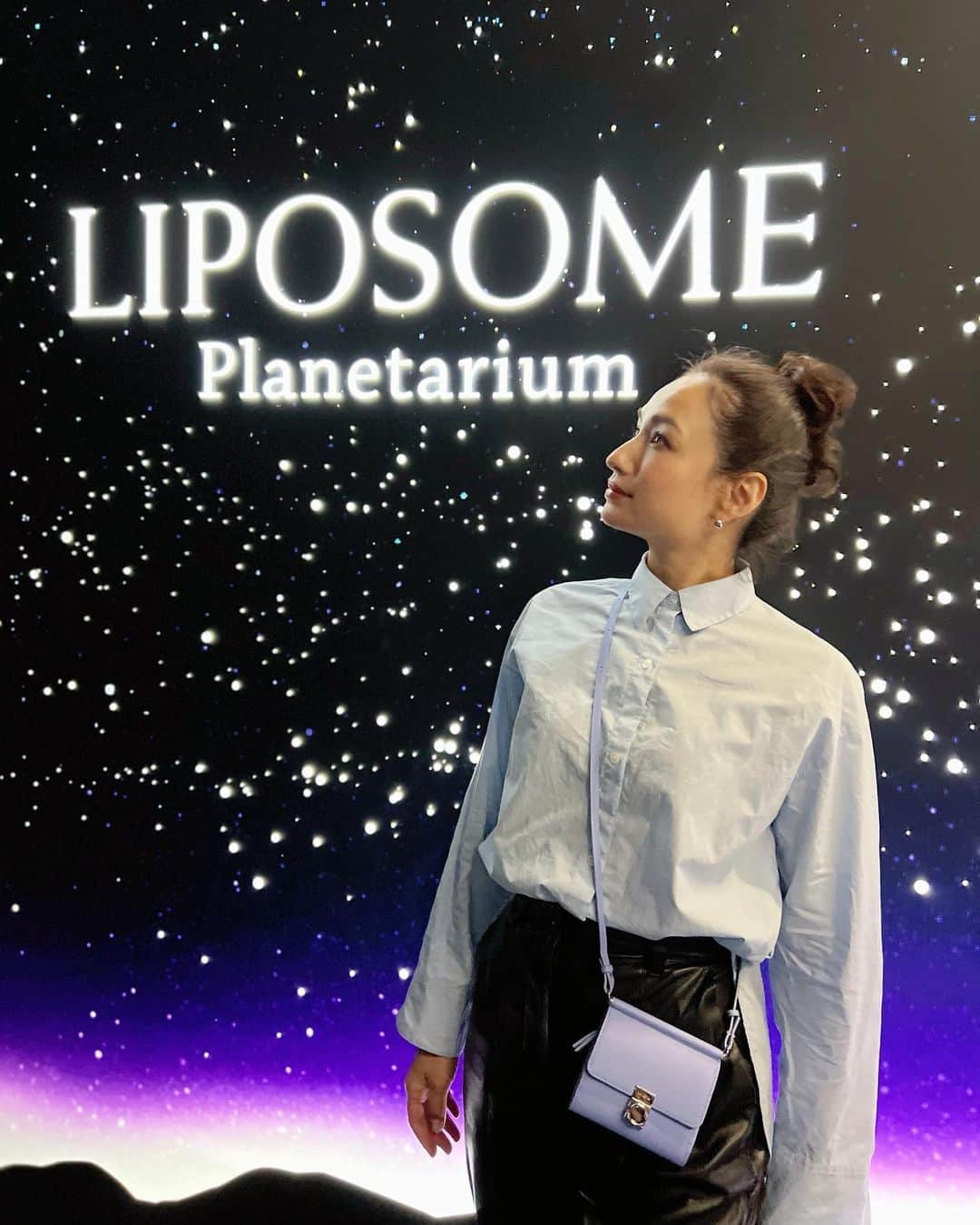 のインスタグラム：「テクノロジーが滝の様に溢れてる アイセラムを見つけてしまった。 はっきり言って圧巻🥺 肌にをのせた瞬間に入っていくのを実感したのは今までで一番かもしれません。 @cosmedecortejp が誇るリポソームテクノロジーの革新で、ついに3作目の新商品「リポソーム アドバンスト リペアアイセラム」が完成しました！  コスメデコルテのリポソームシリーズは美容液、クリームともに愛用しています。ビューティーの撮影の時にヘアメイクさんや、美容ライターさんが絶対使うべき！と紹介して下さり出会いました✨有り難い！ 目元の疲れを感じて癒すためにプラネタリウムで行われた発表会に参加し、 星空を見ながらアイケアの重要性を学びました🌌⭐️ 使い続けてまた良かったら報告します☺️ #コスメデコルテ  #リポソームアイセラム #リポソームアドバンストリペアアイセラム  #エイジングケア #decorte_pr」
