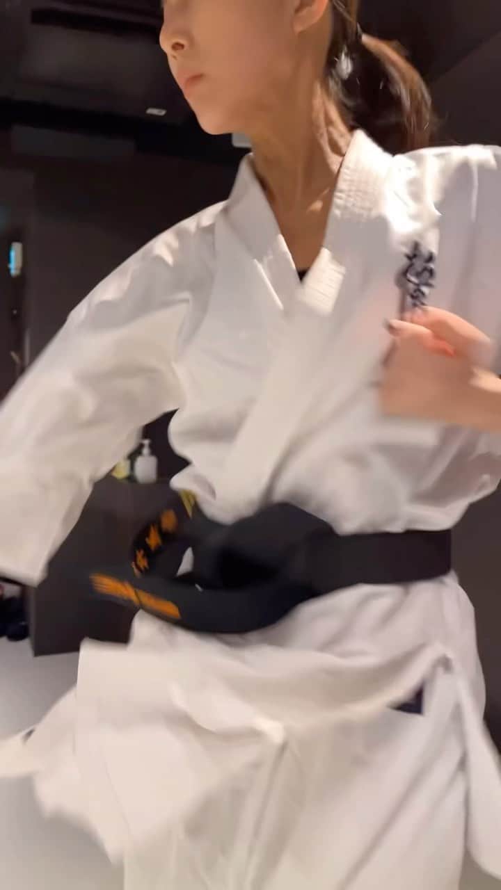 浜井美香のインスタグラム：「‪#kyokushin‬ ‪#karate‬ ‪#martialarts‬ ‪#kick‬‬ ‪#training ‬ ‪#stretch #streching #fitness ‬ ‪#Киокушин‬ ‪#каратэ‬ ‪#空手‬ ‫#تمرين‬ #boxing」