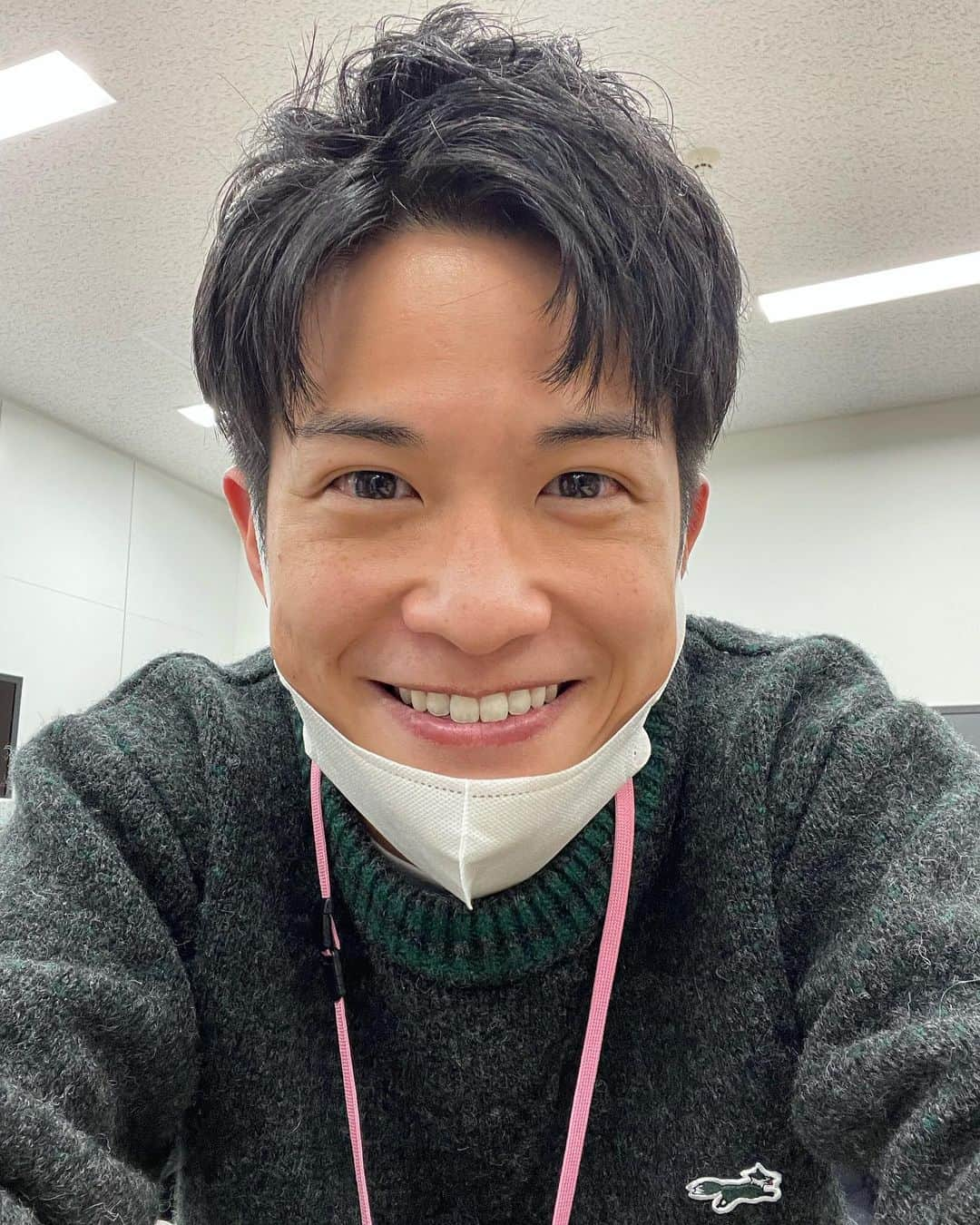 田村浩平のインスタグラム：「. マスクを使って顎を削るという テクニックを学んだ26歳がこちら。  自己顕示欲の塊みたいな写真ですね。 そのうち消します😂  あすの #大とくさん もぜひ🙇‍♂️🙇‍♂️  #中京テレビ #アナウンサー #田村浩平」