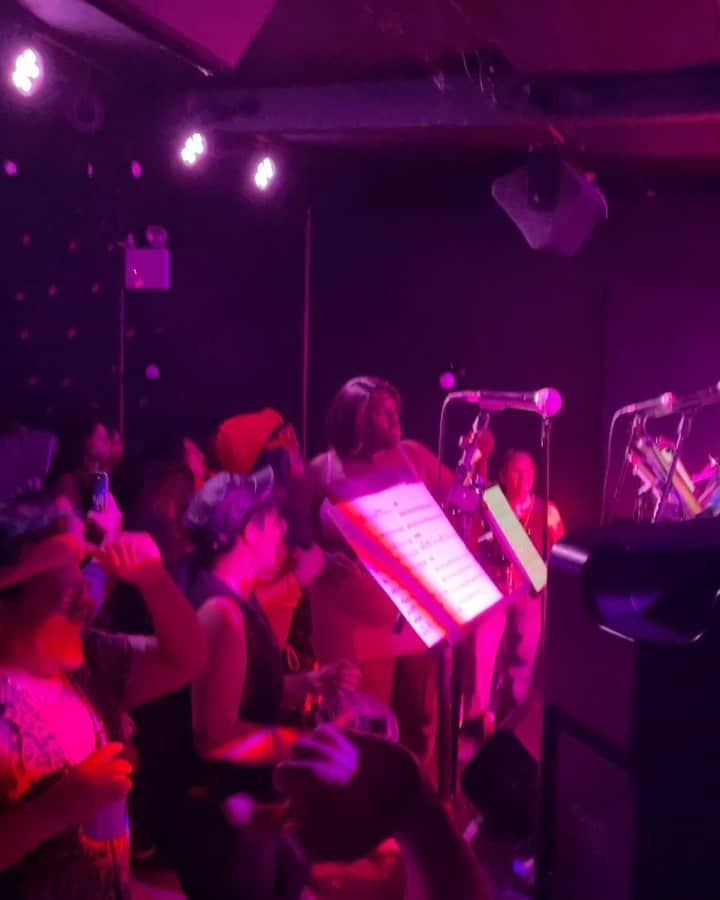サラ・ラミレスのインスタグラム：「2.17.23 @cmoneverybodybk 🏳️‍🌈 @mariquitas.band 🏳️‍⚧️✊🏽🎶 This is what community looks like. This is what liberation looks like.  . . Videos: a rainbow of Black Brown Asian and white Queer and Trans people sharing space with each other in @cmoneverybodybk while holding space for the humanity, message, heart, talent, energy, and presence @mariquitas.band , a tgnc (trans and gender-non conforming) salsa band, brought last night. We danced the night away and freed ourselves. At some point Qween and co. inspired me to jump in and get free so I did. The last video is what happens when the set is over and you make your own music with each other. It was so joyful and generative to share space in an inclusive lgbtqia+ culture that is for true liberation. Thank you @mariquitas.band for all that you are and all that you are building. @qween_jean @trudy0nduty @ohhbrent 🕺🏽💃🏾🎉♥️」
