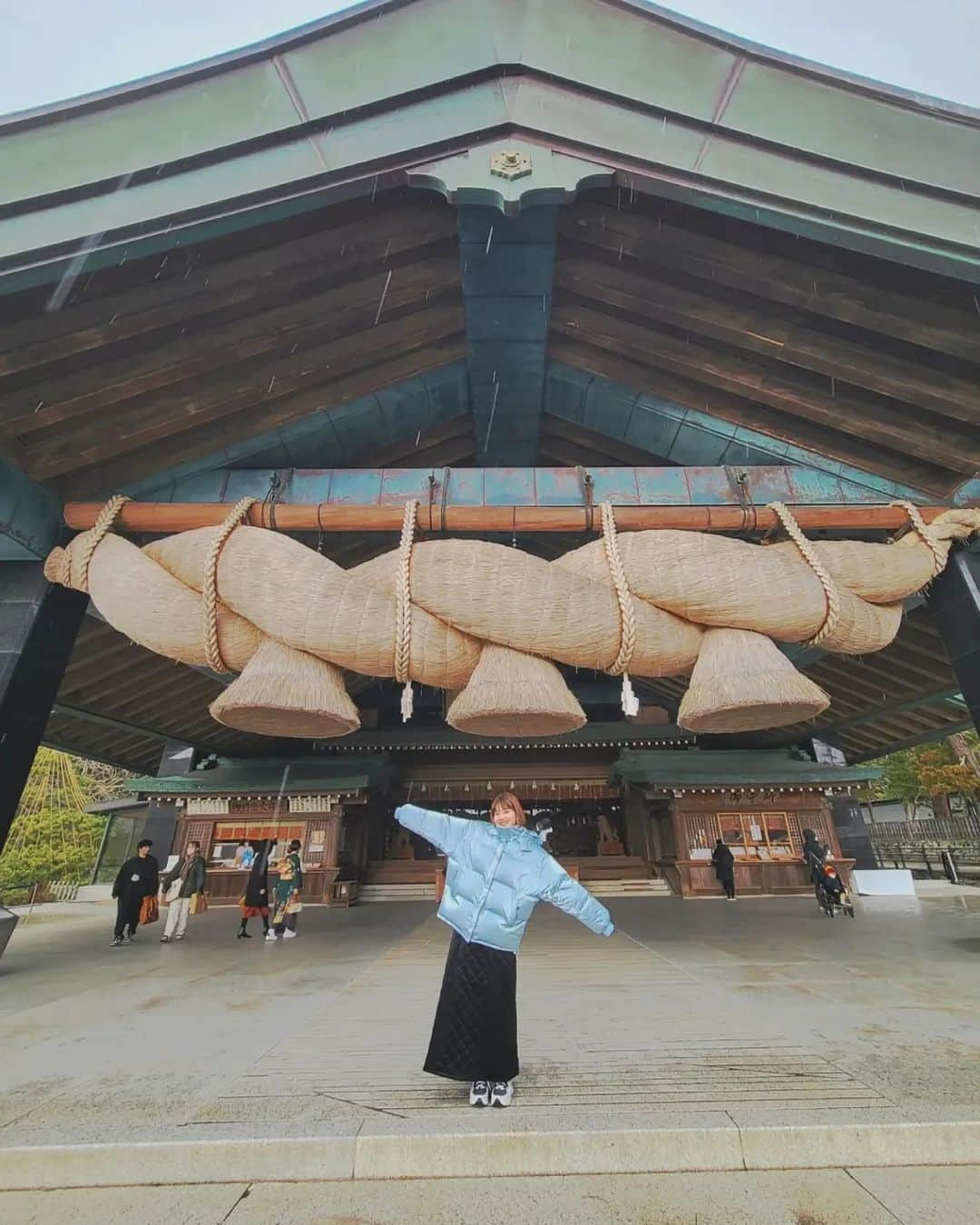 早川真生のインスタグラム：「#出雲大社 ⛩️⁡ ⁡10分毎に雪→雹→晴天の繰り返し︎︎🌤🫧⁡⁡ ⁡ 天気も⁡だけど空気感も雰囲気も神秘的🙏⁡✨⁡ ⁡ ⁡⁡ ⁡帰り🚗広島猛吹雪で高速道路乗れず、、、山道で島へ戻ったんだけど遭難したかと思う程の暗さと雪⛄️🖤笑⁡ ⁡お義母さんにめちゃくちゃ心配かけてしまった🥲⁡⁡ ⁡ ⁡あれを乗り越えた私はまたひと回りもふた周りも強くなったことでしょう😌⁡ ⁡⁡ ⁡⁡ ⁡⁡#出雲大社 #島根 #出雲 #島根県 #神在月 #縁結び #出雲そば #パワースポット #御朱印 #出雲市 #神社 #うさぎ #izumotaisha #割子そば #旅行 #大国主命 #出雲蕎麦 #izumo #大鳥居⁡」