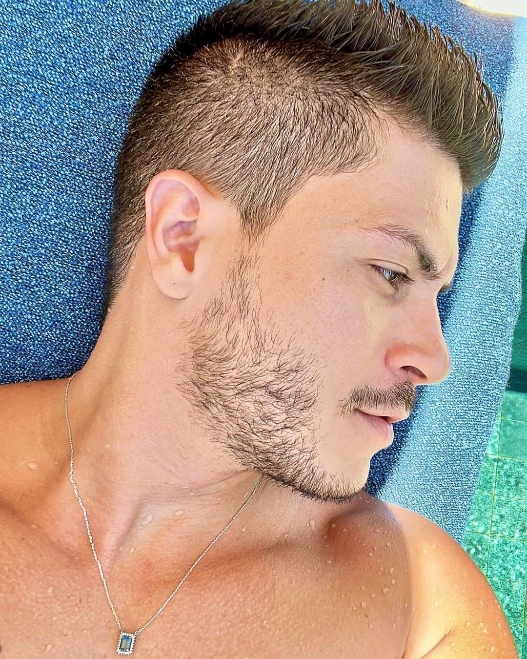 Arthur Aguiarのインスタグラム：「Sol + piscina + paz = 🙏🏼❤️ E o carnaval de vocês, como está?」