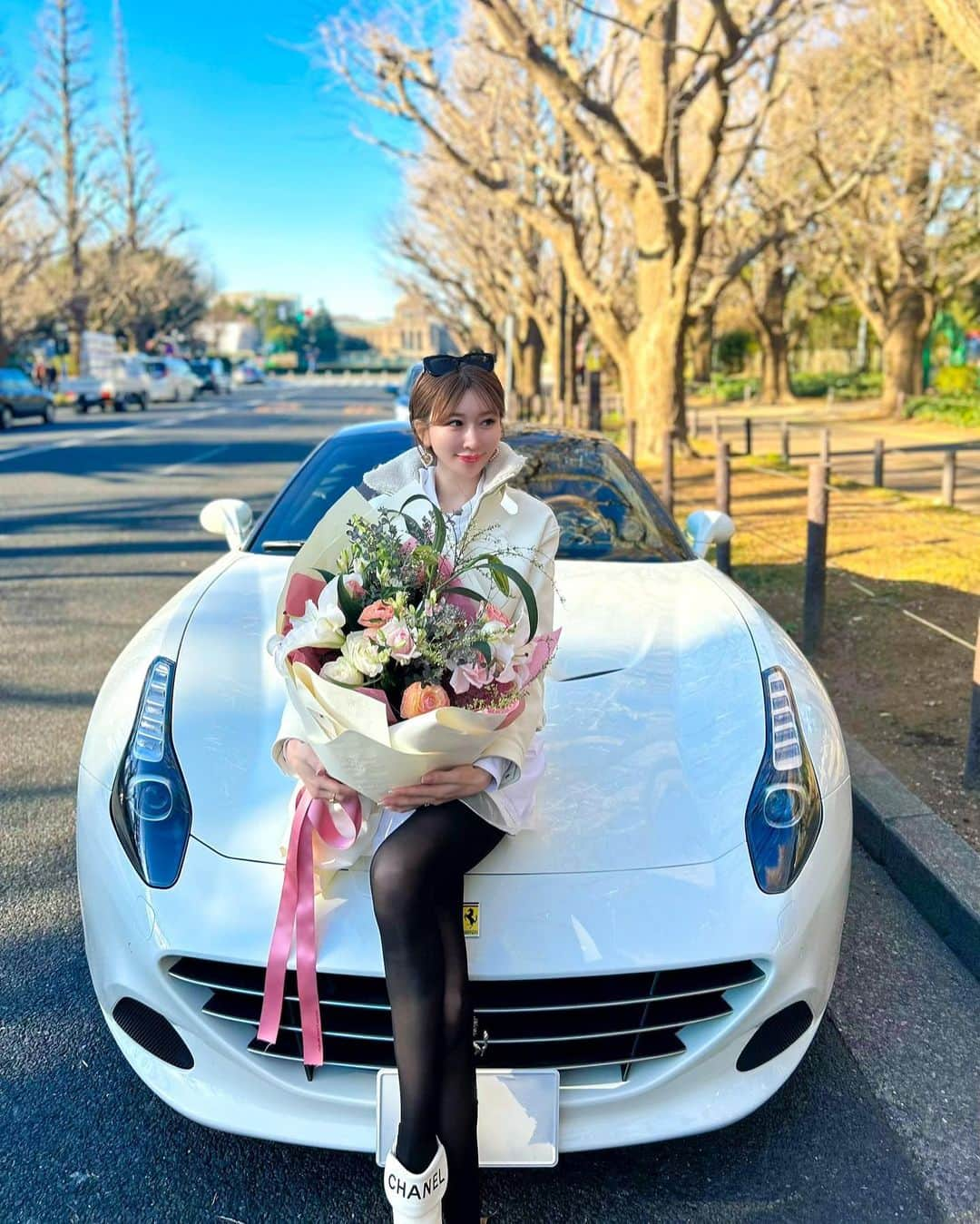 JUNKO（飯田順子）さんのインスタグラム写真 - (JUNKO（飯田順子）Instagram)「❤︎HappyValentine❤︎ ・ 車と撮ってくれた🫶🙈💓 この色合いほんと好き✨ わーい🙌」2月19日 9時00分 - jun__ko_