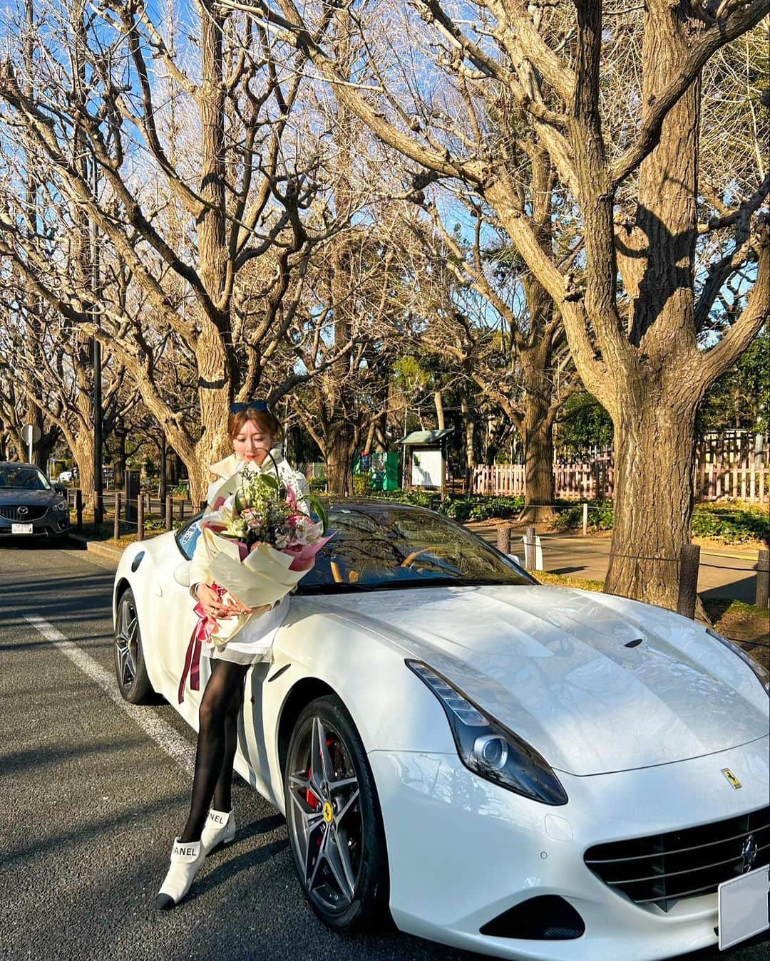 JUNKO（飯田順子）さんのインスタグラム写真 - (JUNKO（飯田順子）Instagram)「❤︎HappyValentine❤︎ ・ 車と撮ってくれた🫶🙈💓 この色合いほんと好き✨ わーい🙌」2月19日 9時00分 - jun__ko_