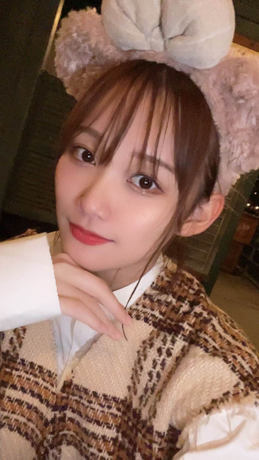 のインスタグラム：「そろそろディズニー行きたい🐭 誰か一緒に行こう~🙋🏻‍♀️笑  ディズニーであること以外 特になんでもない動画😗  #ディズニー #ディズニーランド #ディズニーシー」