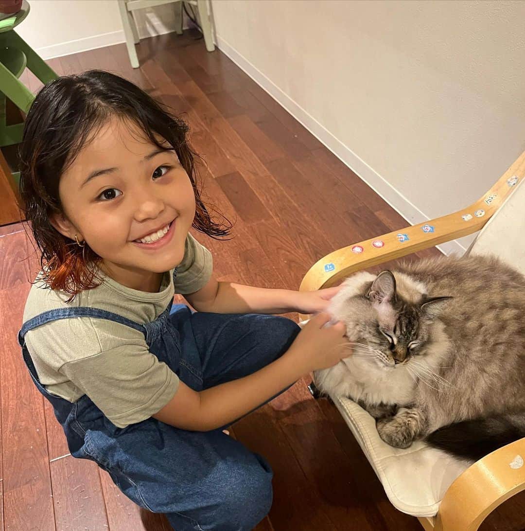 yurinasiaのインスタグラム：「娘 ua 8歳の誕生日🎂 パパもママも8年目。  8年前顔見た瞬間抱きしめた瞬間は今でも鮮明に思い出す 私の仕事を自分のことのように喜んでくれたり、褒めてくれたりするのよ本当頑張れるのよ  絶対に人の悪口言わないし、曲がったこと大嫌いだし、自分の話が面白いか気にするし、自由研究ヨネダ2000だし、一緒にコスメ選ぶの楽しいし、お手伝いしたら自分の気が良くなるの知っててお手伝いするところとか全部好き  これからも人を大事にできる、ユーモアあふれるううちゃんでいてね❣️  8歳あなたはどうなるの〜 楽しみ。  愛してるよ、いつもありがとう。  そしてみんな可愛がってくれて友達でいてくれてありがとう❣️  パパも8年目！おめでとう㊗️  @ua_and_sometimesyook  @ayumugugu」