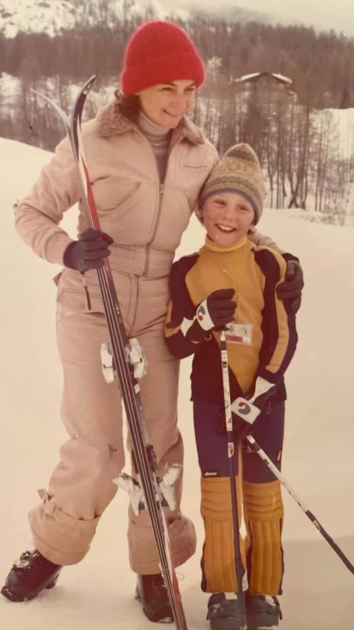 ジャンルカ・バッキのインスタグラム：「Qualche giorno fa, la mia adorata mamma ci ha lasciato. Le innumerevoli difficoltà e le sofferenze superate in questi lunghi anni mi creano un senso di grande devastazione e il dolore per questa perdita supera decisamente la consapevolezza della naturalità degli eventi e del ciclo della vita . Tutto cio’ e’ mitigato solo dalla consapevolezza che ora sia in pace , ricongiunta all’amato marito, mio padre, che per lungo tempo l’ha attesa a braccia aperte. Mamma, adorata mamma, che grande lezione ci hai dato in questi anni .  Hai lottato come una leonessa: resistente , tenace e resiliente,hai sempre vinto senza mai farci mancare un sorriso.  Hai dimostrato di essere infinitamente piu’ grande delle tremende avversità che ti hanno colpito. Da piccolo ti dicevo sempre che ti avrei sposato…si, ti amavo alla follia e sempre ti ho amato infinitamente. Oggi ,con orgoglio , vado fiero di averti dato insieme a Sharon la tua amata Blu Jerusalema: prego possa prendere la tua forza e la tua immensa dimensione di Donna. Mamma, ogni giorno sarai con noi piu’ di prima e quando mia figlia, vedendo un tuo quadro o una tua foto, dirà “nonna “aprirà uno squarcio di felicità nel mio cuore: guardando il cielo, ti sorridero’ e ti faro’ vedere quelli che tu definivi  i “miei occhi” . Riposa in pace mio grande esempio: se oggi ho fatto qualcosa nella vita, lo devo in gran parte a quel che ho preso da te. Ti amo mamma , oggi più che mai.  Tuo Gianluca .」