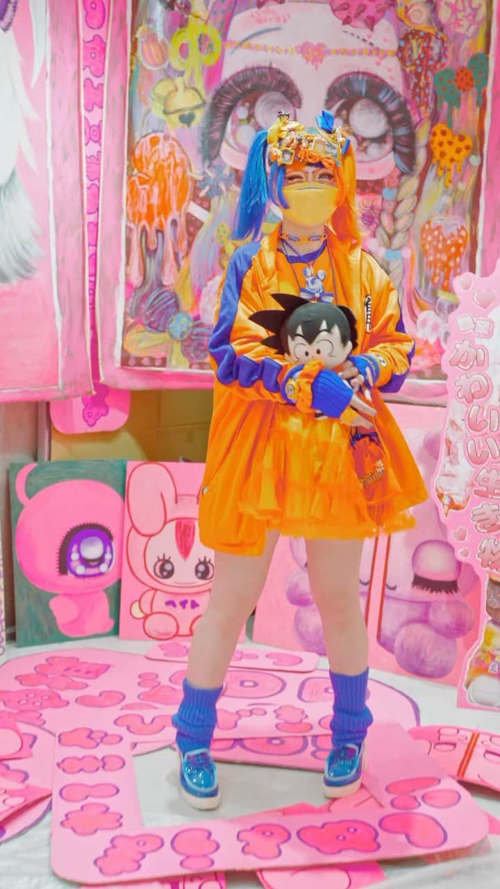 Harajuku Japanのインスタグラム：「Japanese Neo Decora Fashion, Dragon Ball Decora & Kawaii Art in Tokyo  Have you ever seen a Japanese Dragon Ball Decora? We had never, until the March 2023 neo decora meetup in Harajuku! Let us know which of these kawaii decora looks you like the best, and what you think of the super original orange Dragon Ball decora style. Thank you to Nico (@twinkle.pink_) for organizing these fun monthly fashion events in Harajuku, and thank you to the Japanese outsider artist Tsuji Shuhei (@shuhei608) for letting us shoot this video inside of his kawaii art room at LaForet Harajuku.  Everyone in the video is tagged in order: @ozo_ni @twinkle.pink_ @anonil637 @ticomeba.ito @chi_ooo19 @deeeem1269 @zet__may & @36_ppp @aoichan1092 @mariteiei @nmtnsnsn @chinatsu_o00 @masiro.317 @maaya_____4 @sam_goodridge Art room in LaForet Harajuku by Japanese outsider artist @shuhei608  #decorafashion #neodecora #JapaneseStreetwear #streetstyle #kawaiifashion #streetfashion #fashion #style #streetsnaps #HarajukuFashion #JapaneseFashion #JapaneseStreetFashion #JapaneseStreetStyle #Japan #Tokyo #TokyoFashion #原宿 #decora #kawaii #Y2KFashion #JapaneseHairstyles #デコラ #DragonBall #colorcontacts」
