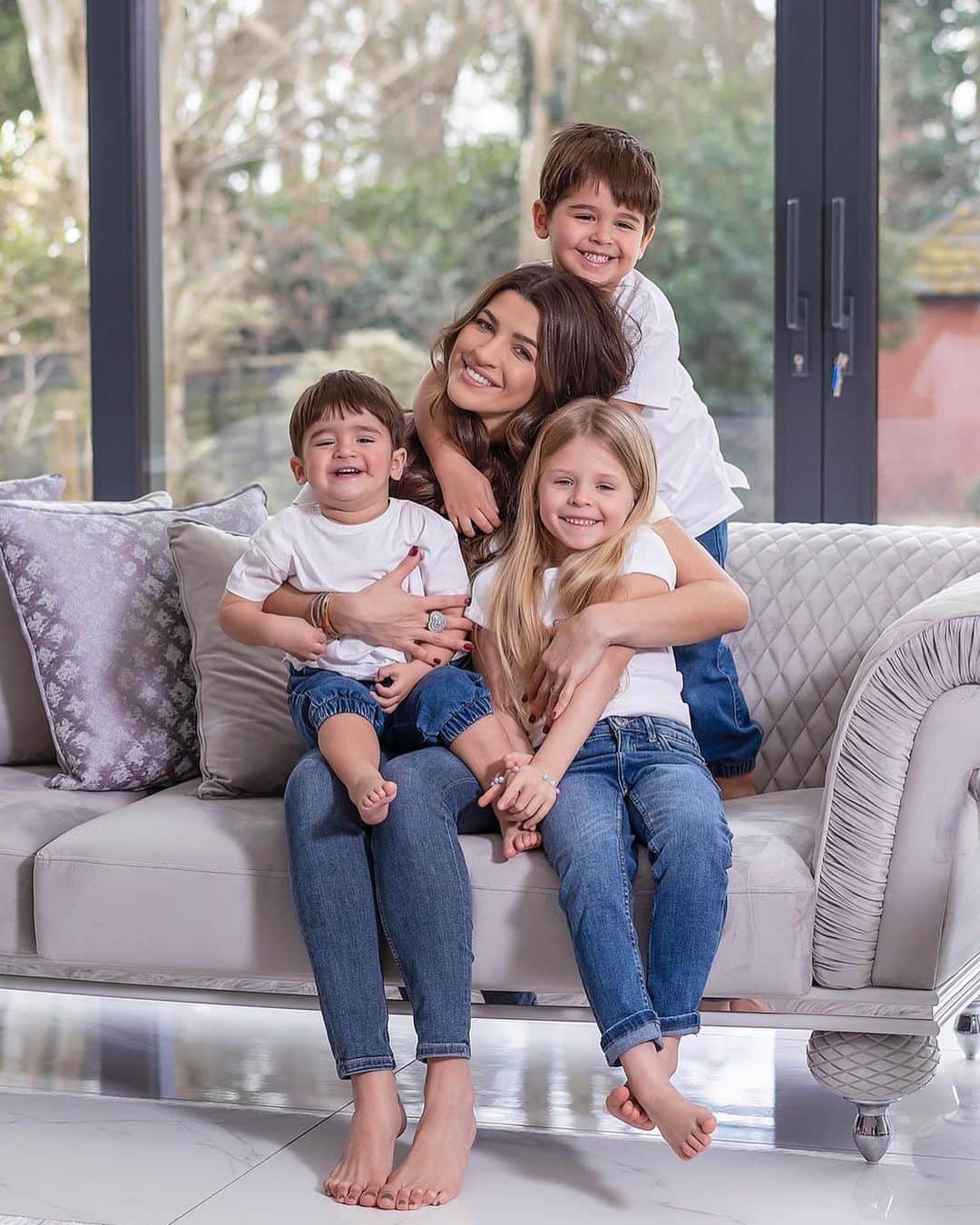 のインスタグラム：「Happy mother’s day 🏴󠁧󠁢󠁥󠁮󠁧󠁿 ➡️ Auguri papà ❤️ Festa del papà 🇮🇹  Comemoração dupla hoje!! Dia das mães na Inglaterra, onde moramos, e dos pais na Itália, onde estamos hoje e já vivemos!! ❤️ Crianças, amamos muito vocês! Ter vocês é um presente de Deus!!」