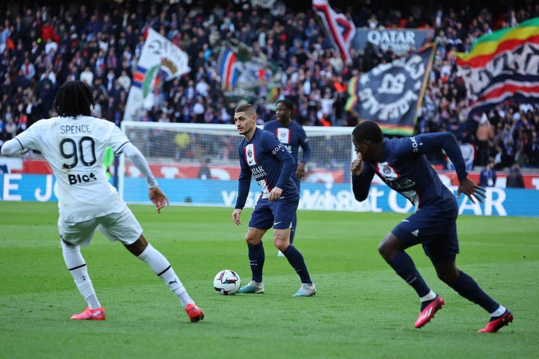 マルコ・ヴェッラッティのインスタグラム：「Un match à oublier  Merci à tous les personnes présent au stade pour le soutien 🙏 c’est un moment compliqué mais nous avons un grand objectif à attendre ensemble」