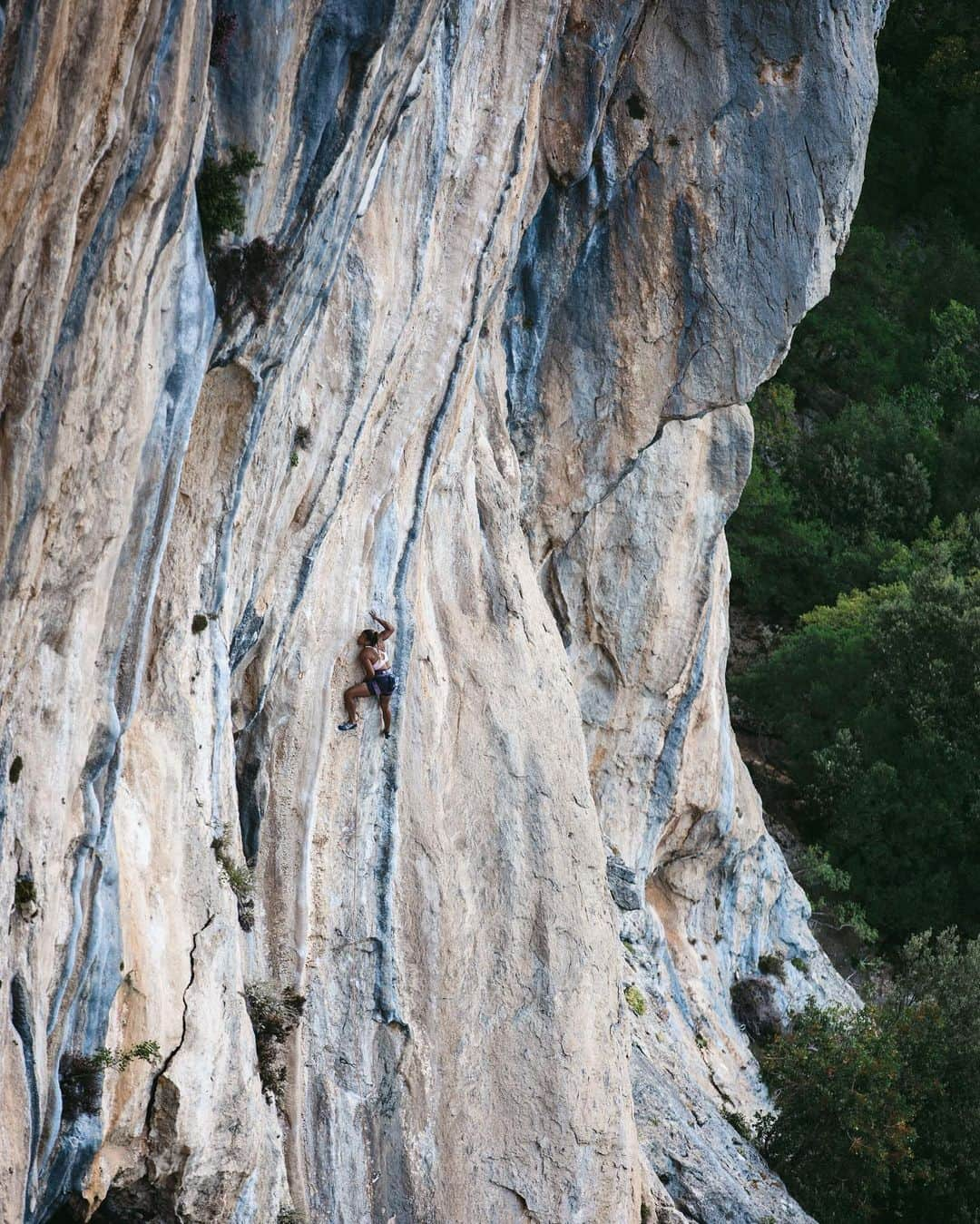 ミーガン・マーチンのインスタグラム：「Happy Sunday ✨!!! Throwback to lots of moves on the beautiful Kyparissi rock ☺️!!!   📸 by @mattburbach   @prana」