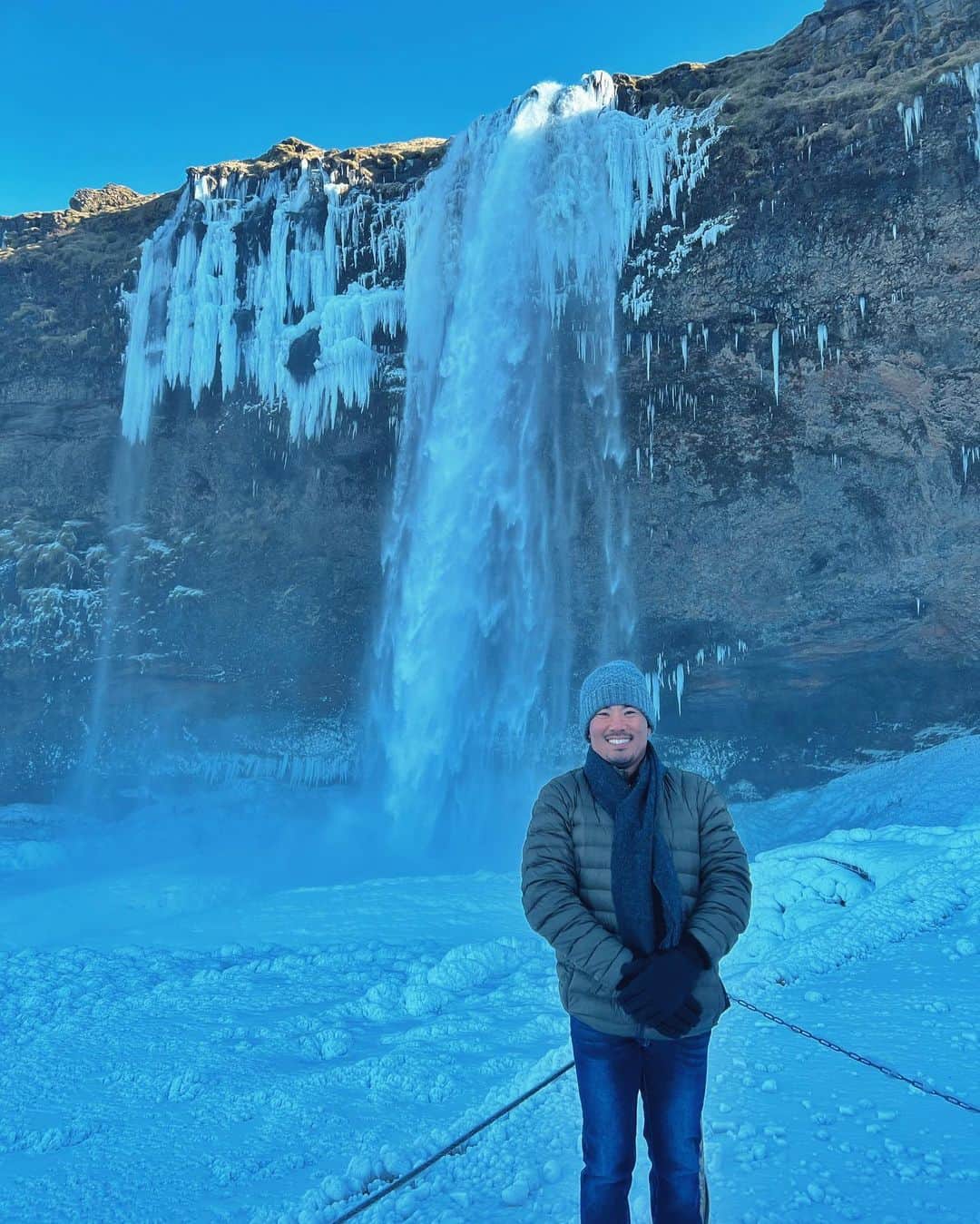 タッド・フジカワさんのインスタグラム写真 - (タッド・フジカワInstagram)「This trip to Iceland was life changing.  I saw pieces of myself that had been lost for a long time. I felt joy again. I felt peace. I also laughed so hard my cheeks hurt (and I promise it wasn’t because it was 1° F). 😂 It opened my eyes to a new light. It was a start to healing. A start to a new beginning.❤️‍🩹 • • #iceland #northernlights #bluelagoon #snow #friends #bestfriend #nature #travel #adventure #athlete #asian #life #love #home #hawaii #portrait #pride #visibility #inspiration #gay #gayasian #queer #instagay #gayguy #inclusion #lgbtq #advocate #activist #instagram #influencer」3月20日 4時49分 - taddy808