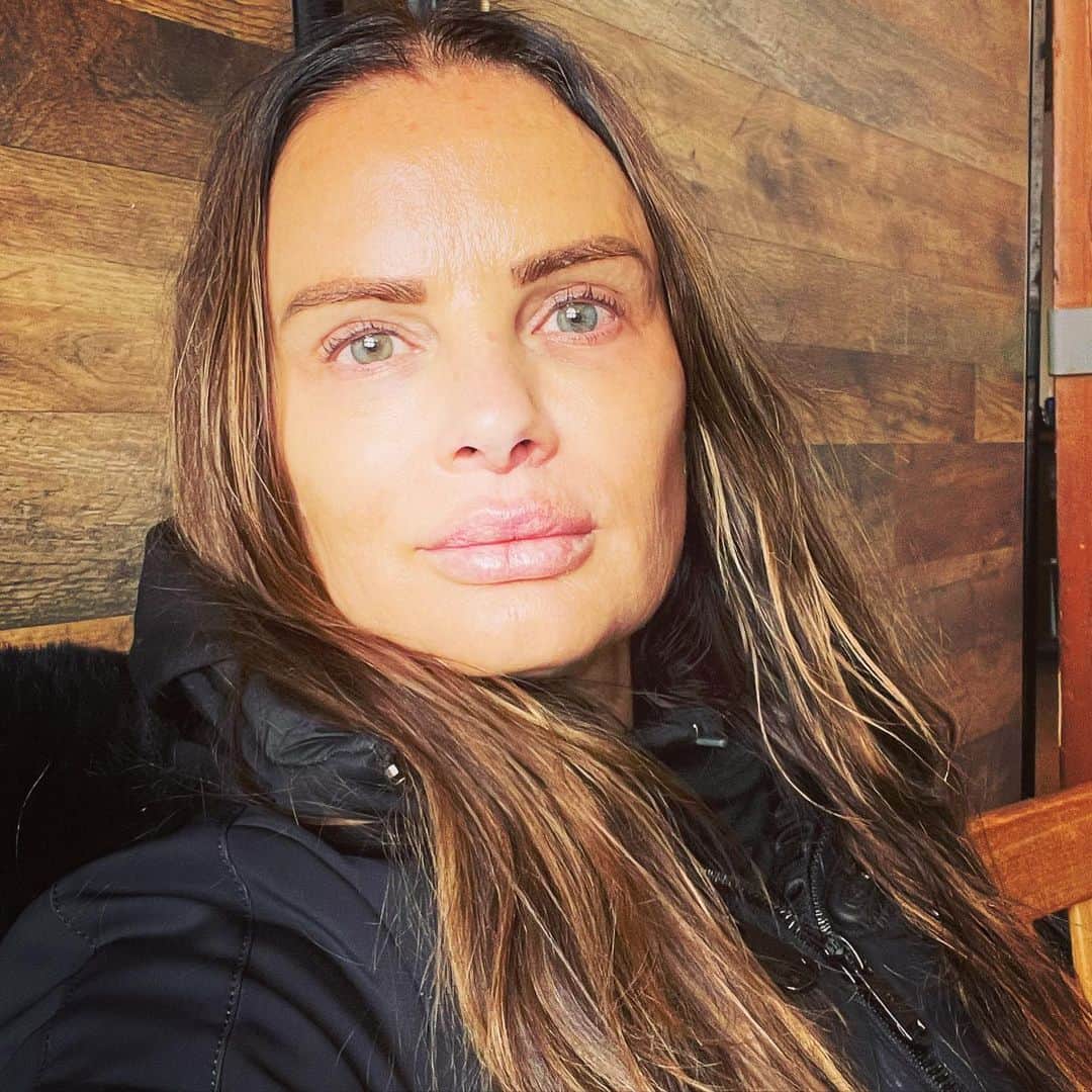 ガブリエル・アンウォーのインスタグラム：「Fire lit, top of the mountain. Heat Lover @shareefmalnik」