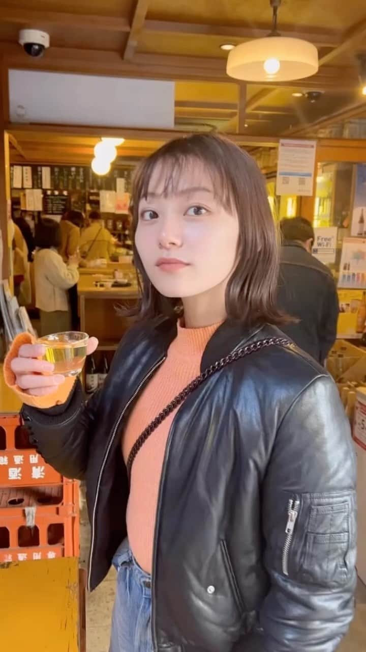 工藤綾乃のインスタグラム：「ずっと仲良しの親友ちゃんと立ち飲み屋に行きました🍺 最高ですね！久しぶりのサシのみだったので話が盛り上がりましたね #昼飲み#昼飲み女子#日本酒#japanesesake#izakayatoyo」