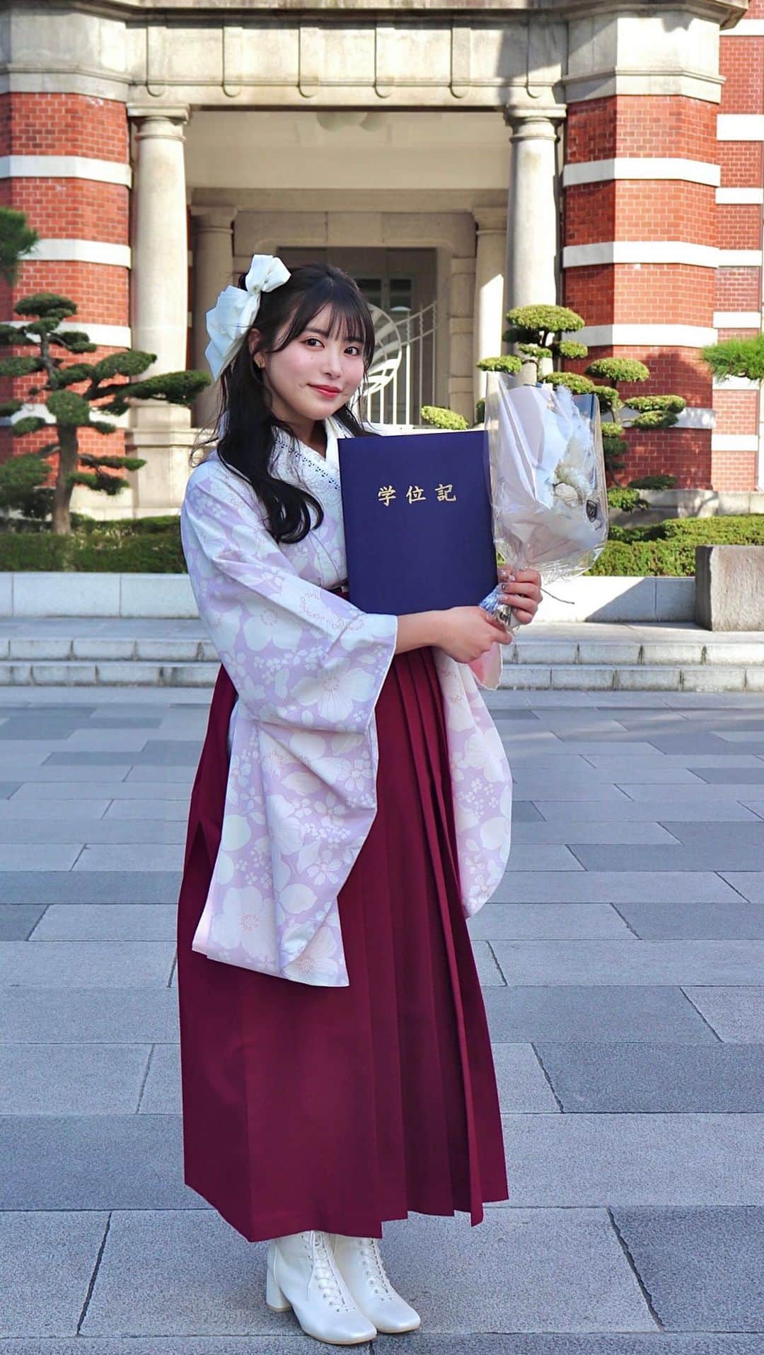 竹内花のインスタグラム：「先日、大学を卒業致しました✨  2年休学し時間はかかりましたが、たくさんの方に支えて頂き、無事この時を迎えることができました！  今後は大学で学んだことを活かしながら私らしく進んでいきます🫧 そしてみんなと一緒に歩めたら幸せです🫶 よろしく頼みますね！  #大学卒業 #卒業 #卒業式 #卒業袴 #袴 #卒業式ヘア #袴ヘアアレンジ #ふりふ #大学生」