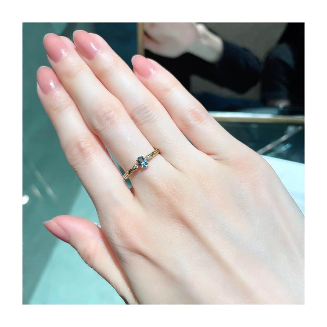 ChouChoのインスタグラム：「. カラーストーンのリング買いました☺︎  シンプルなデザインで綺麗な水色のアクアマリンにしたよ💍  似合うかな？☺️ . . 他にもミントグリーンやラベンダーとか可愛いカラーストーンがたくさんあったから少しずつ集めたいなぁ...✨ . . . #カラーストーン #カラーストーンリング #アクアマリン #指輪」