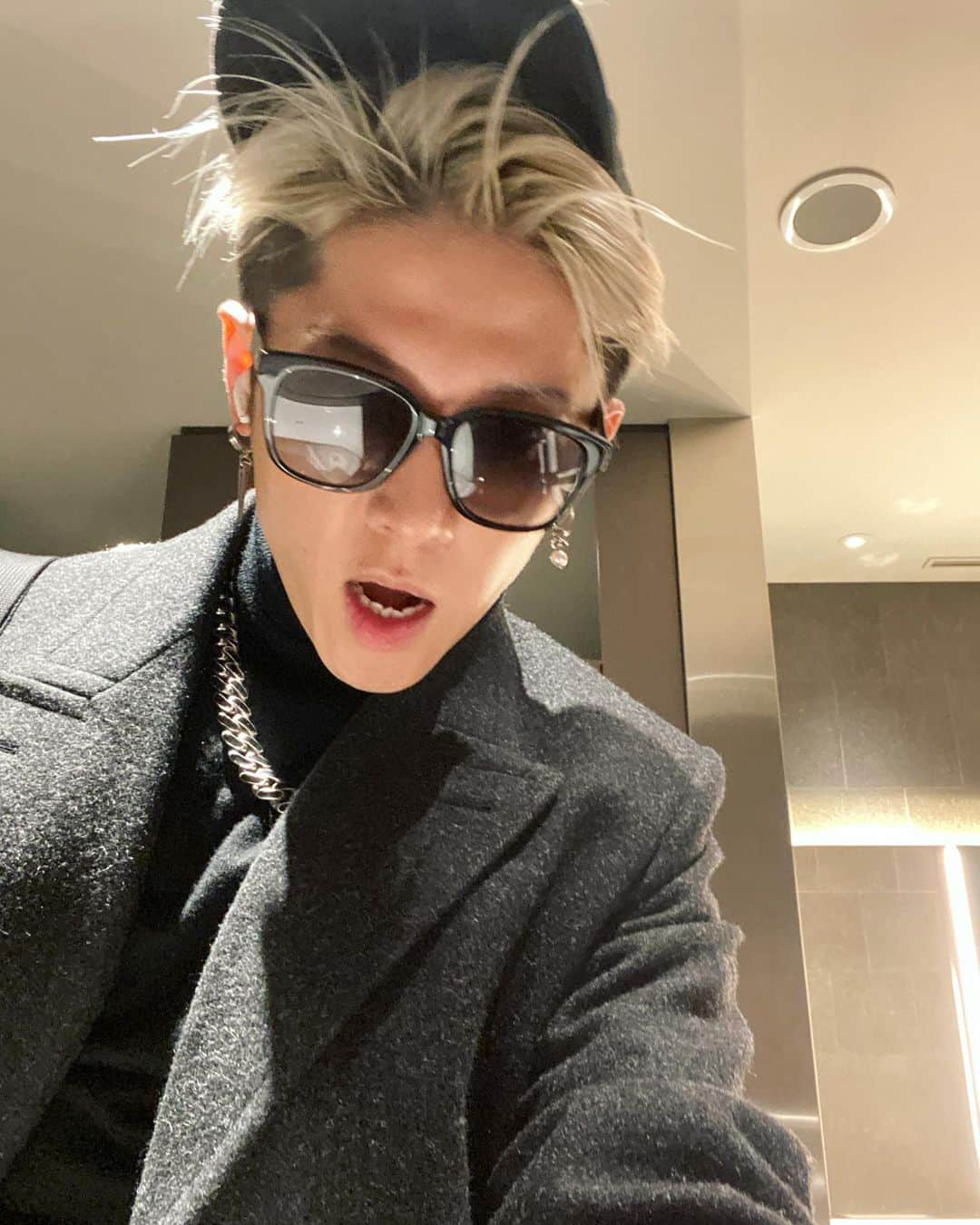 雅-MIYAVI-のインスタグラム：「Ready to go?   おっしゃー  #ただならぬ妖気を感じております  😎」