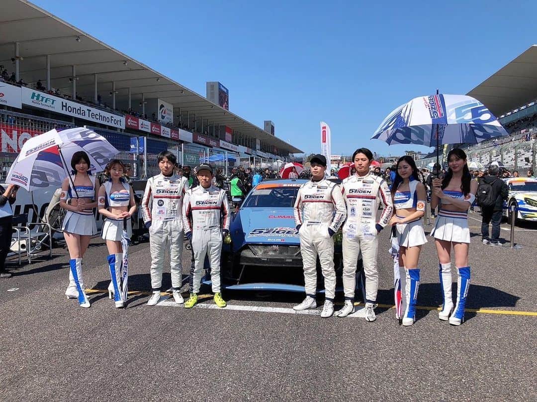 岡本麻佑のインスタグラム：「.  S耐開幕戦2日目の決勝レース終了🥹🏁✨  赤旗中断によりレースが途中で終了になってしまいましたが500号車Team5ZIGENはST-Xクラスで開幕戦からポールトゥウィンで総合優勝できました😭☝🏻🏆🥇🌟す、すごい、、😢🙌🏻✨  間近でこの様なレースが観られて感動したし嬉しかったです🥺💙やっぱりレースは面白いなぁと改めて感じた2日間でした🥰  お越し頂いた皆様、応援してくださった皆様ありがとうございました😊🙌🏻✨引き続き応援宜しくお願いしますっ😌  沢山お写真頂いたのでまたアップしていきます🫡🤍どうかお付き合いください🙇🏽‍♀️  #team5zigen#team5zigen9560girls#カフェきゅうごろう#スーパー耐久#s耐#supertaikyu#鈴鹿サーキット#レースクイーン#racequeen」