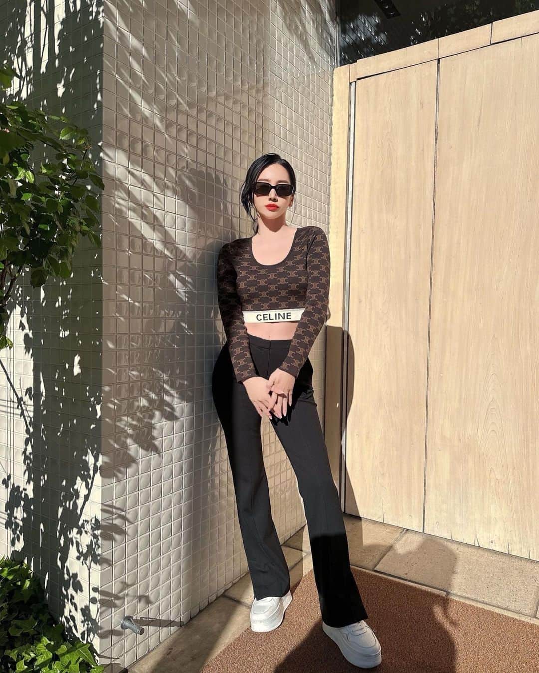 megbabyのインスタグラム：「マスク😷を外してサングラス🕶と赤リップ💄と🧡で出かけられるなんて幸せ✨  🧡の発表も近いぞ✨ あーもう、早く言いたい😂」
