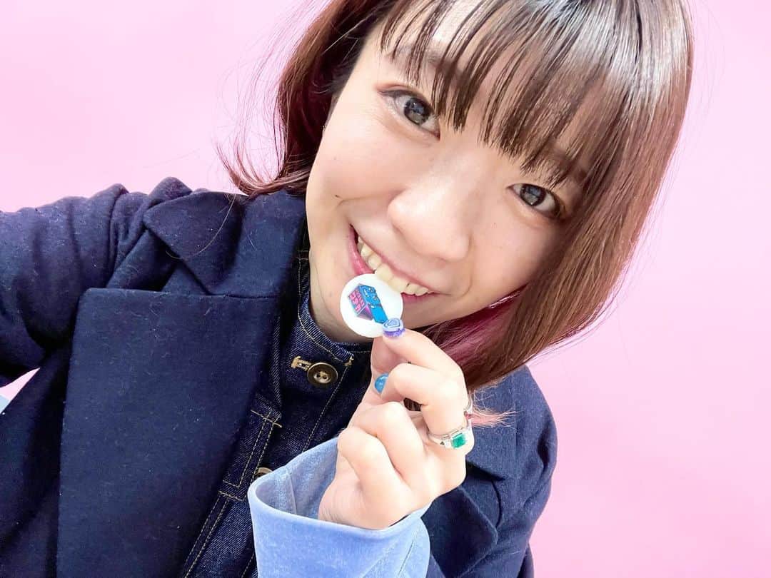 ぱいぱいでか美のインスタグラム：「呼び出し先生タナカ🏫最後まで見てー❕ . 今夜21時放送の『呼び出し先生タナカ』 テストには参加してませんが最後まで見てね〜👀 収録の時に田中先生のご結婚お祝いなカップケーキが🧁💙💗 番組ロゴも入ってて番組のテーマカラー(?)で作ってて スタッフさんの愛も田中先生の結婚というおめでたい愛も感じて ニコニコでいただきました🥰 . #呼び出し先生タナカ #フジテレビ #でか美ちゃん」