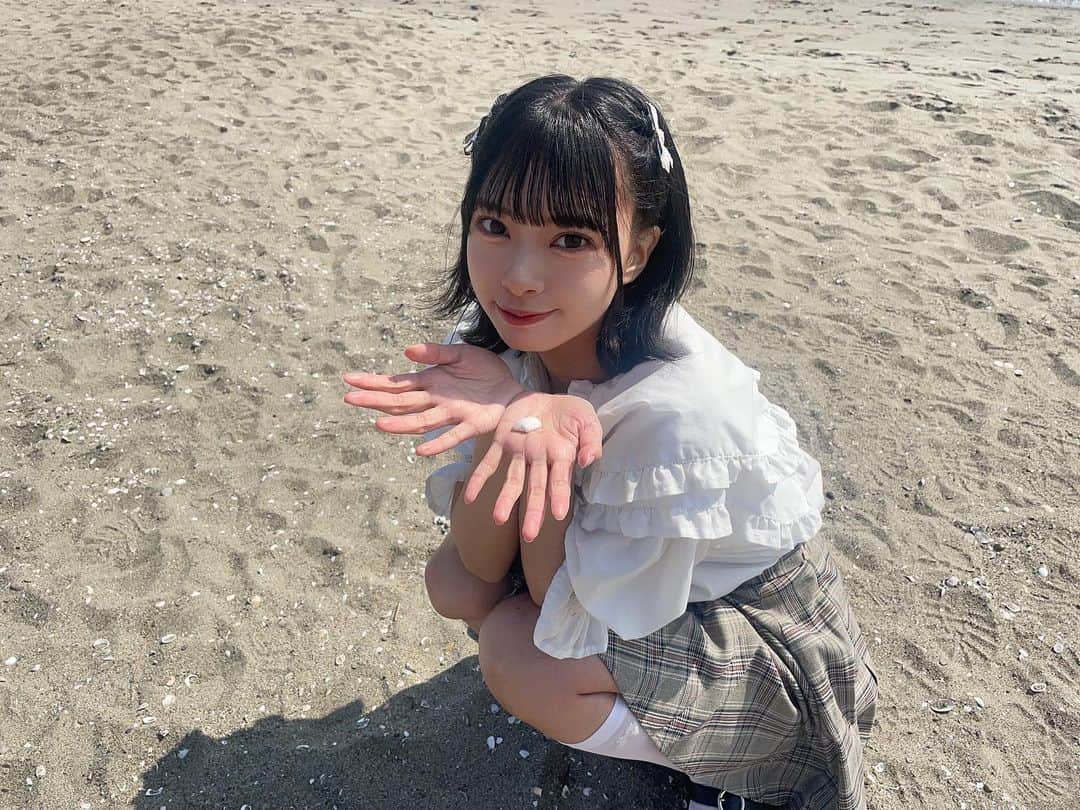 山田寿々のインスタグラム：「. ⁡ ⁡ 僕は僕だ！勇気を持って✊🏻 ̖́-‬ ⁡ ⁡ #アイドル #砂浜 #海 #pv #ボブ #ボブアレンジ #赤色担当 #ootd」