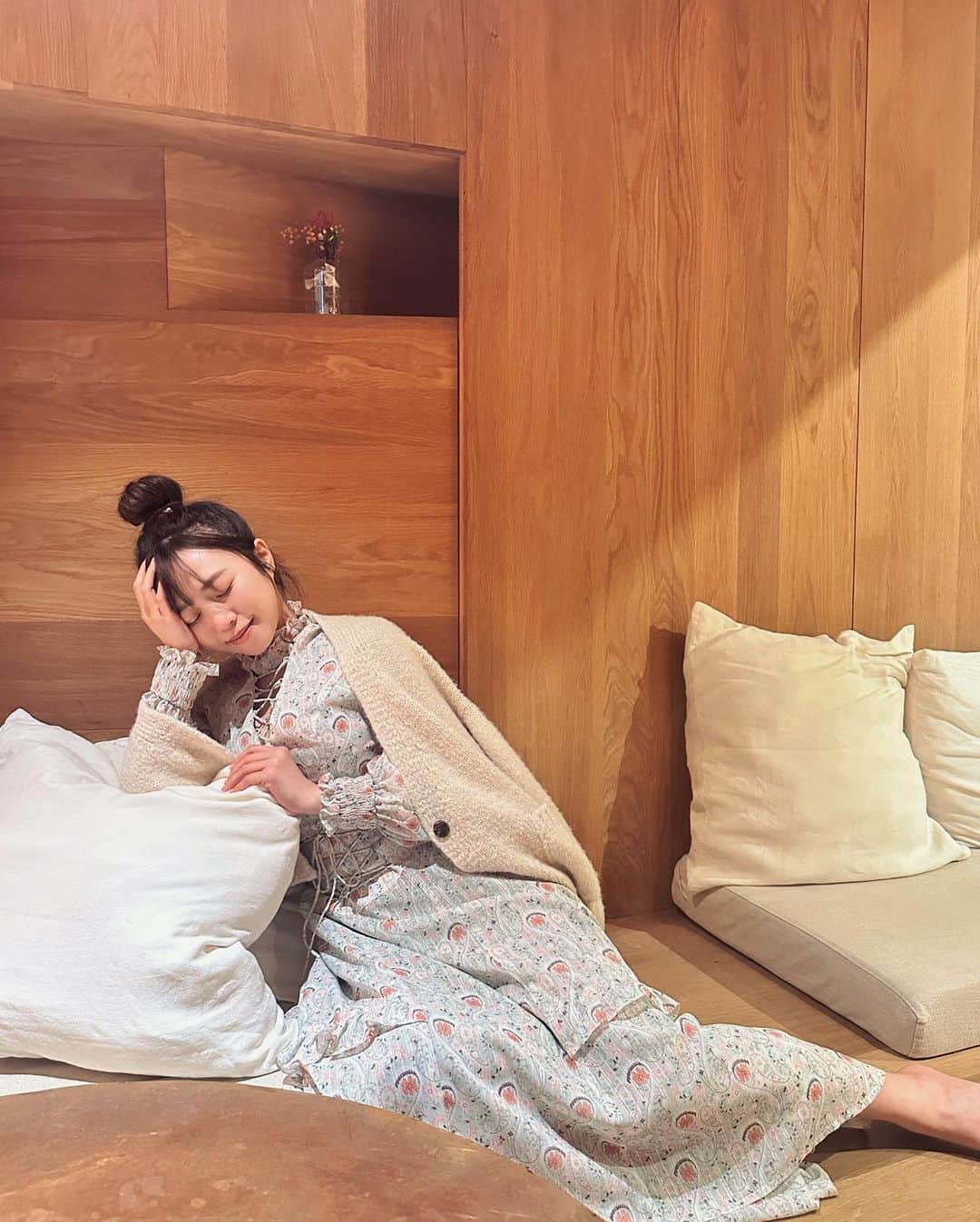 鄭茵聲のインスタグラム：「Today 生病後的放風日  #久違的下午茶時光  洋裝：@marjorie.official_」