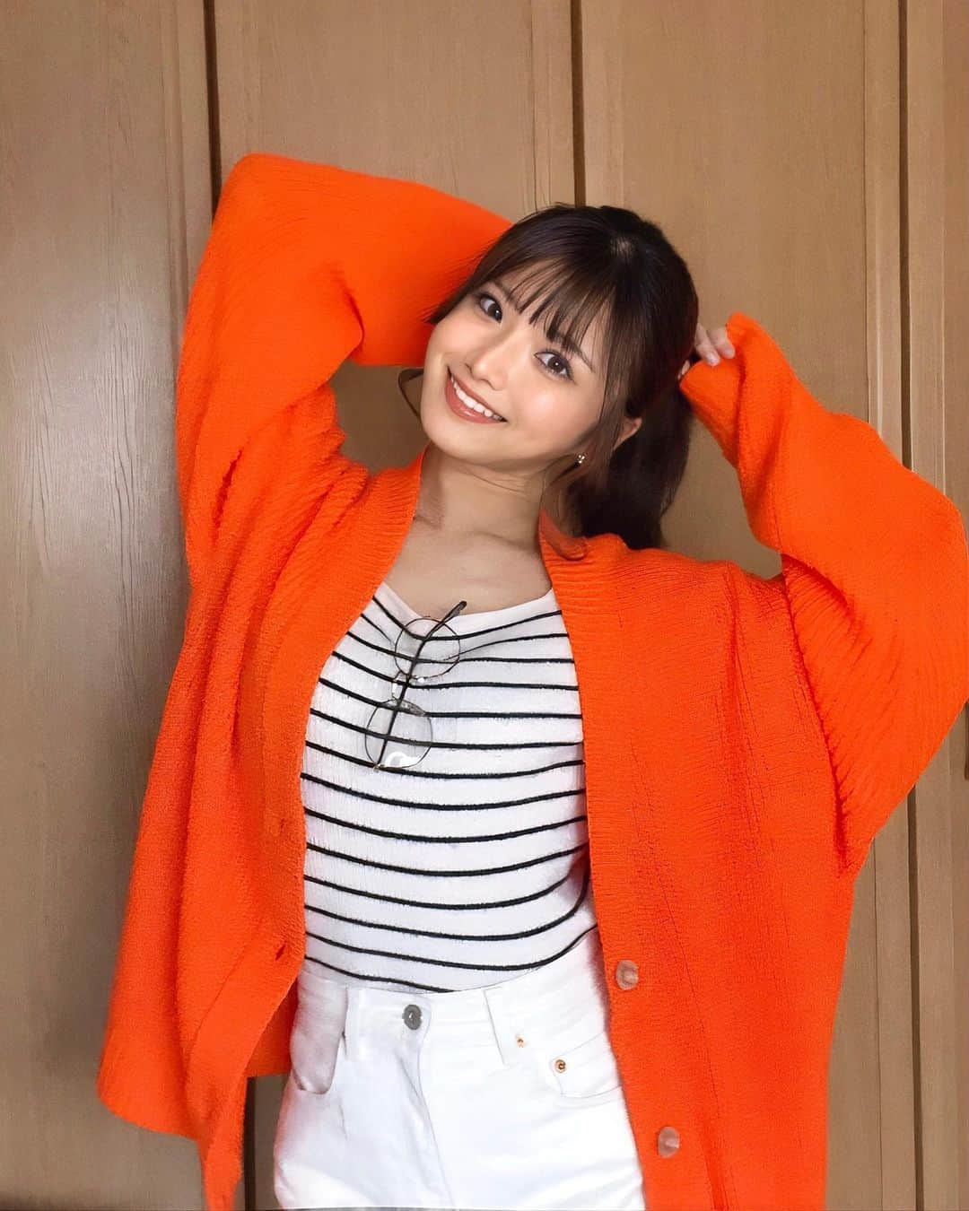 山本ゆうかのインスタグラム：「⁡🍊🍊🍊  オレンジと黄色が好きすぎて その色の服見たらすぐ買ってしまう🍊 ⁡ ⁡ でも世の中に自分の気にいる黄色やオレンジの服が無くて クローゼットは青系ばっかり😪💦 ⁡ ⁡ @wego_official @wego_webstore のカーディガン しっかり、はっきり、ばっちりオレンジ！笑 カーディガンでオレンジ色持って無かったから見つけられて嬉しい🥹 ⁡ ⁡ ビックシルエットのユニセックス👚 ZOZOTOWNにてタイムセールしてるから見てみてね(`･ω･´) ⁡ ⁡ #WEGO #ウィゴー #ビックシルエット #ポニーテール #ルーズカーディガン #カーディガン #ホワイトデニム」