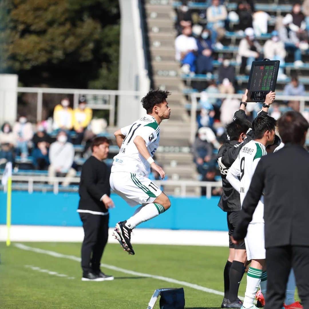 喜山康平のインスタグラム：「アウェイにも関わらず今日も熱く頼もしい応援ありがとうございます‼︎  頂へ行くために1試合1試合いきましょう🏔🏆  やっぱりみんなの前でプレー出来るのは最高でした💚☝🏼  #onesou1 #campione  #仲間達もサプライズでありがとう」