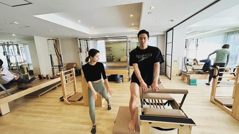 藤森太将さんのインスタグラム写真 - (藤森太将Instagram)「First time Pilates 巷で噂のマシーンピラティス、妹 @moooka.___  がお世話になってる @secret_pilatesstudio  さんで体験してきました。 専門家からの視点で呼吸と共に細かい筋肉を自分の負荷に合わせながら意識する。 動きの本質を捉えられて動けたのが特に良かったです。 どうしても普段の生活で楽な姿勢をしちゃいがちで…そんな私には持ってこいのエクササイズでした。 泳ぐのも普段の生活も正しい姿勢を意識しキープしたい、最終的には無意識に正しい姿勢へ  〜〜Rome wasn’t built in a day〜〜  #pilatessudiosecret #physicaltherapy #machinePilates #実は3兄妹なんです」3月19日 20時46分 - hiromasa_fujimori32