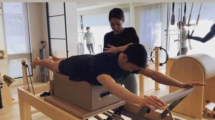 藤森太将のインスタグラム：「First time Pilates 巷で噂のマシーンピラティス、妹 @moooka.___  がお世話になってる @secret_pilatesstudio  さんで体験してきました。 専門家からの視点で呼吸と共に細かい筋肉を自分の負荷に合わせながら意識する。 動きの本質を捉えられて動けたのが特に良かったです。 どうしても普段の生活で楽な姿勢をしちゃいがちで…そんな私には持ってこいのエクササイズでした。 泳ぐのも普段の生活も正しい姿勢を意識しキープしたい、最終的には無意識に正しい姿勢へ  〜〜Rome wasn’t built in a day〜〜  #pilatessudiosecret #physicaltherapy #machinePilates #実は3兄妹なんです」