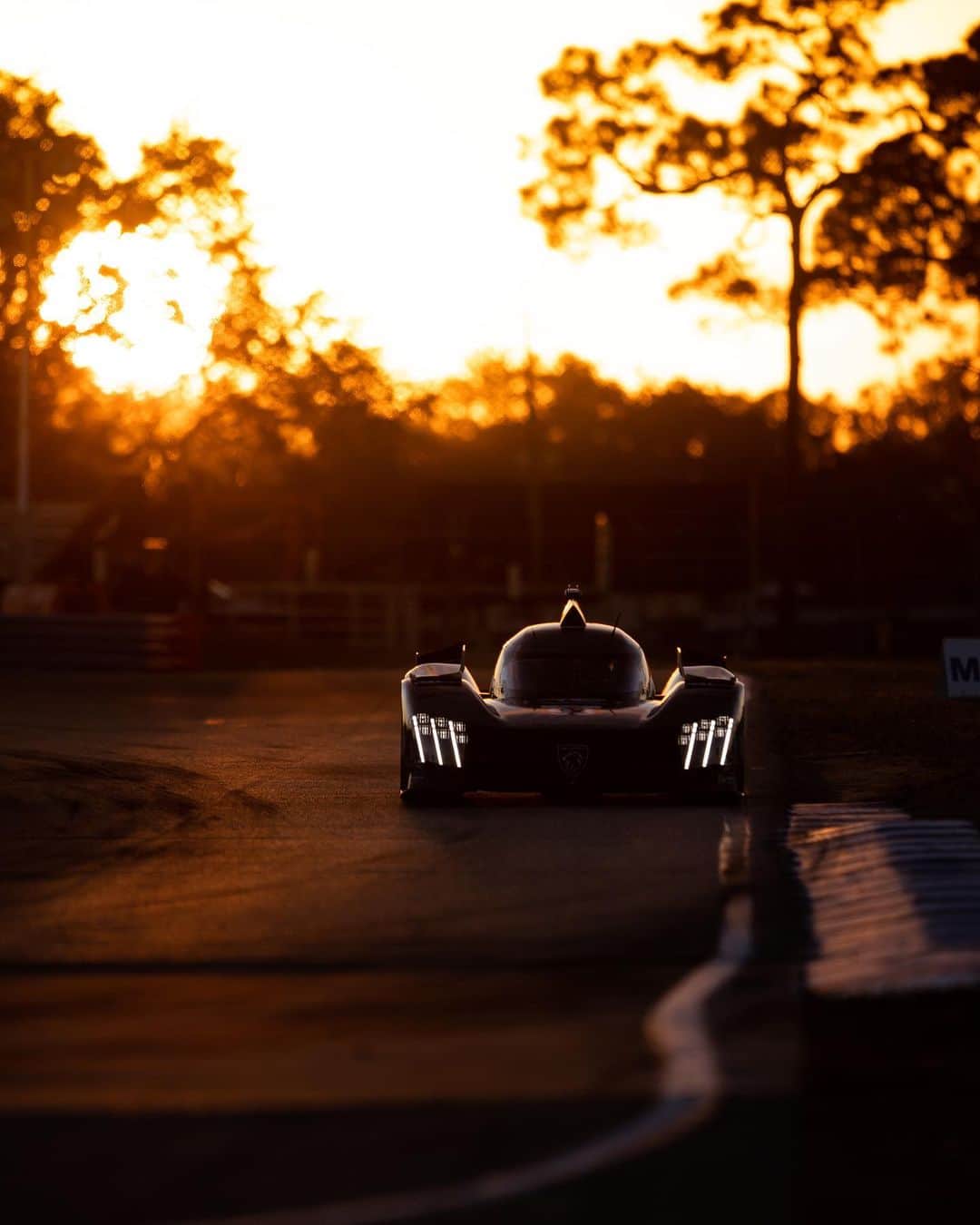 ジャン＝エリック・ベルニュのインスタグラム：「My first race in Sebring! What a place, loved it, very challenging track, amazing atmosphere! As for us it’s clear we have a mountain of work ahead of us… It’s not going to be easy, but motivation isn’t something we miss in our team, so with time and hard work we will get there I promise👊🏼 Thank you to all @peugeotsportofficial fans for you support, we need it 💙」