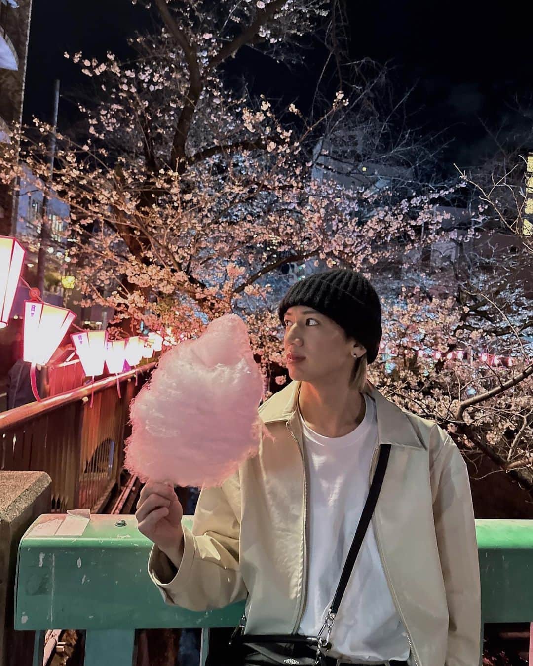 石黒慎太郎のインスタグラム：「⁡ 花見というかほぼ枝見  #2分咲き #ちょい早かったらしい」