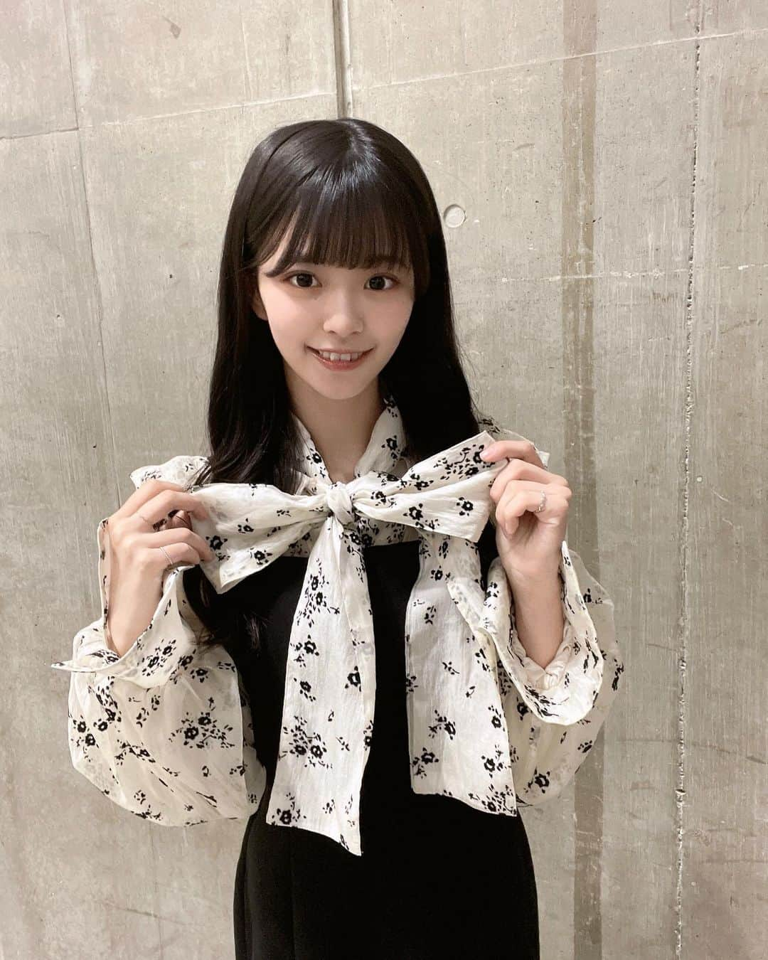 桜田彩叶さんのインスタグラム写真 - (桜田彩叶Instagram)「今日の服装のテーマは 綺麗めお姉さんです ♡ このブラウス一目惚れしたの！ 春っぽいシアーブラウスと花柄 🎶 リボン取り外し出来るし着回ししやすい 🐈‍⬛ 黒×アイボリー相性抜群すぎて好きなんです 🎞 キャミワンピのスリッドもポイント！足長く見える 🐾   #個別握手会 ありがとうございました ‪‪❤︎‬ 握手会の経験自体初めてだったので緊張してたのですが楽しかったです！たくさんありがとうございました 🐱 またお会いしましょうね 🐾  最後のポーズ慣れてない感あるの許してください（笑）   #ootd  #キャミワンピ  #キャミワンピース  #綺麗めコーデ  #シアートップス  #ブラウスコーデ  #ナイスクラップ  #niceclaup  #raycassin  #厚底ブーツ  #ブラウス  #ボウタイブラウス #春服」3月19日 20時59分 - _sakurada_ayaka