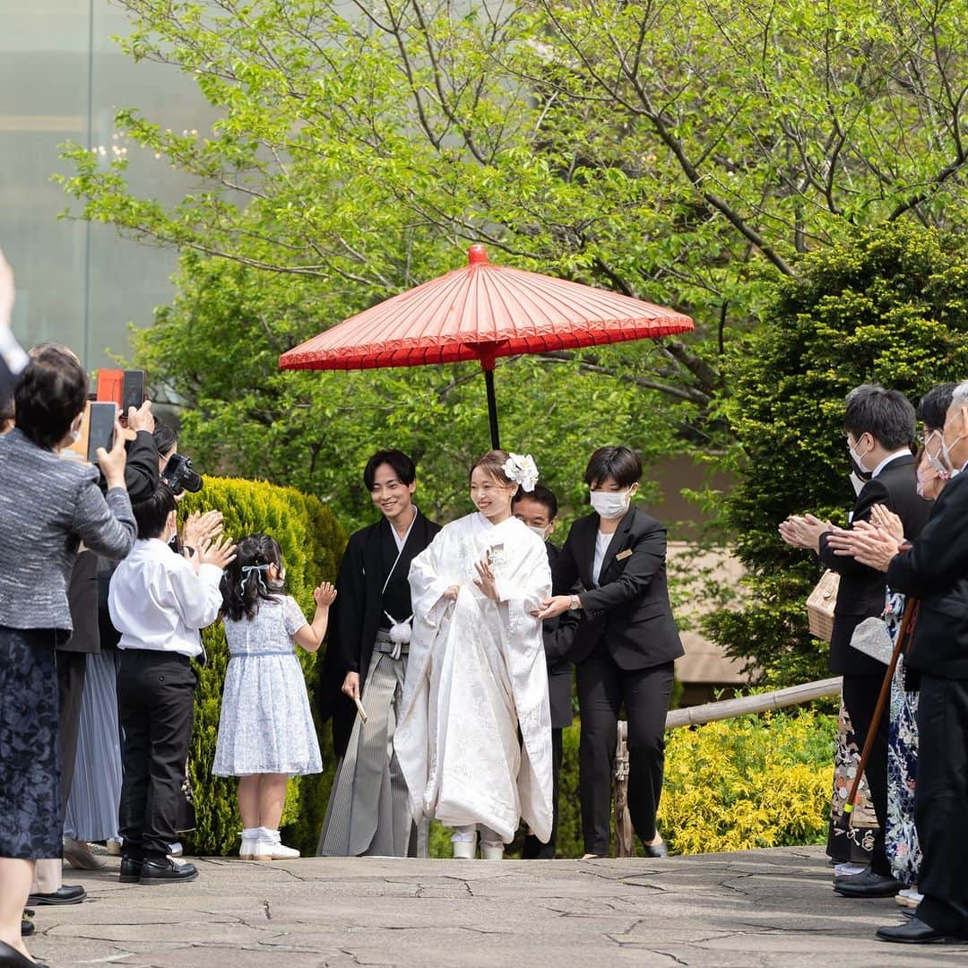 ホテル椿山荘東京ウエディングさんのインスタグラム写真 - (ホテル椿山荘東京ウエディングInstagram)「❤ 挙式のあとは ホテル椿山荘東京ならではの儀式、 「花嫁御幸」👘✨ 朱傘をさしたおふたりを先導に、 広大な庭園の中で写真撮影のお時間を ご用意しております♪  ご披露宴では おふたりの想いが詰まったこだわりのギフトを 特別なゲストの皆さまへお届け💖  お色直し後のウェディングドレスでは、 憧れの場所としてお声をいただくスポット撮影👗✨  色味が異なるピンク色でまとめた 可愛らしいラウンドブーケもとても素敵です💐  ----------------------------------------------- @hotelchinzansotokyo_wedding のアカウントを タグづけ＆ #椿山荘花嫁 にてご投稿いただいた方より ステキなお写真✨をご紹介させていただきます。 皆さまのご投稿をお待ちしております ------------------------------------------------  #ホテル椿山荘東京ウエディング #tokyoresortwedding  #ホテル椿山荘東京 #椿山荘 #椿山荘結婚式 #東京リゾート #東京リゾートウエディング #リゾートウェディング #ホテルウエディング  #結婚式 #結婚式準備 #プレ花嫁  #ホテル披露宴 #ホテル挙式 #ホテル婚 #披露宴 #結婚式場   #ウェディングフォト #フォトウェディング #前撮り  #ウェディングブーケ #ウエディングブーケ #ブライダルブーケ   #ウェディングドレス #ウェディングドレスヘア #神前式 #神前結婚式 #和装婚 #花嫁衣裳」3月19日 21時00分 - hotelchinzansotokyo_wedding