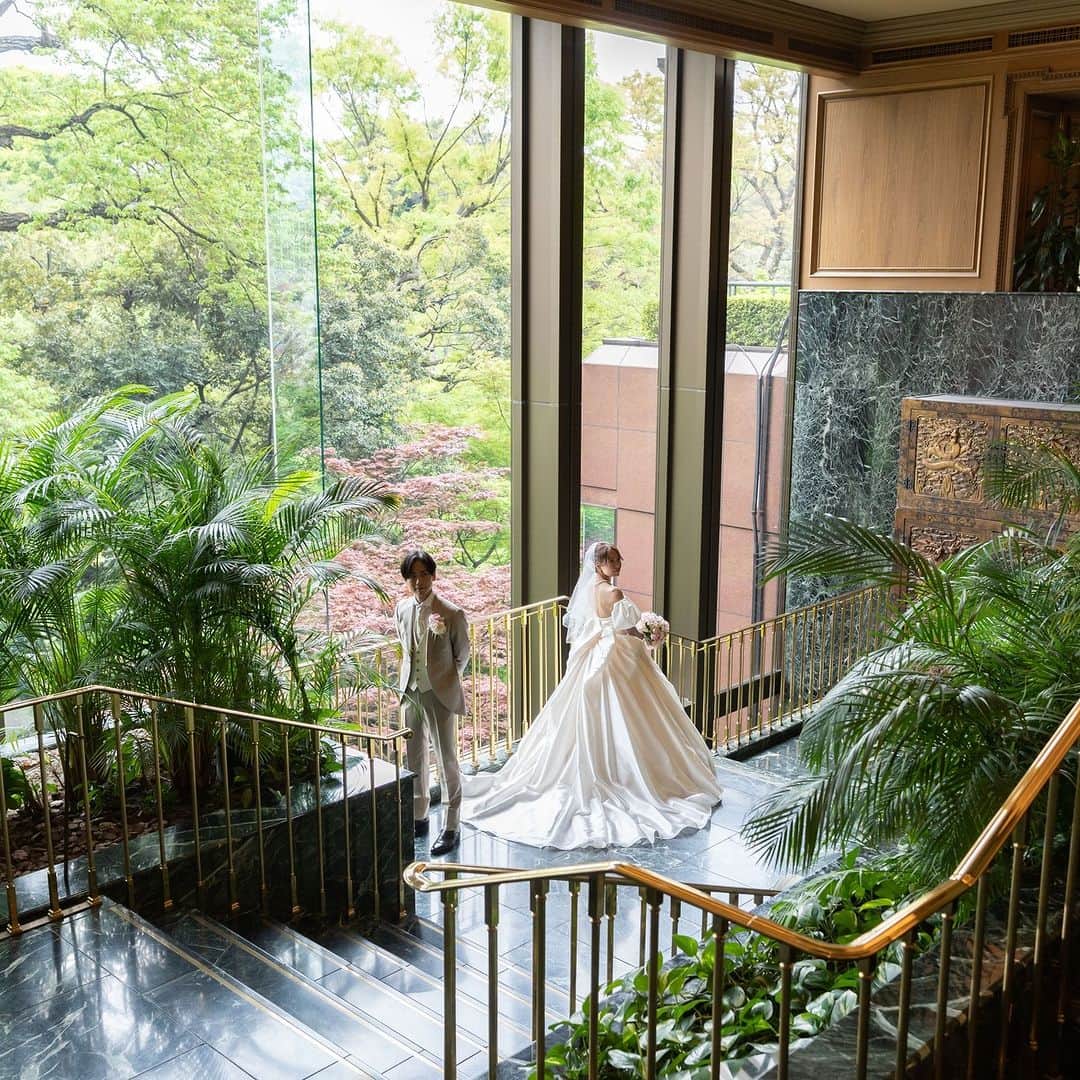 ホテル椿山荘東京ウエディングさんのインスタグラム写真 - (ホテル椿山荘東京ウエディングInstagram)「❤ 挙式のあとは ホテル椿山荘東京ならではの儀式、 「花嫁御幸」👘✨ 朱傘をさしたおふたりを先導に、 広大な庭園の中で写真撮影のお時間を ご用意しております♪  ご披露宴では おふたりの想いが詰まったこだわりのギフトを 特別なゲストの皆さまへお届け💖  お色直し後のウェディングドレスでは、 憧れの場所としてお声をいただくスポット撮影👗✨  色味が異なるピンク色でまとめた 可愛らしいラウンドブーケもとても素敵です💐  ----------------------------------------------- @hotelchinzansotokyo_wedding のアカウントを タグづけ＆ #椿山荘花嫁 にてご投稿いただいた方より ステキなお写真✨をご紹介させていただきます。 皆さまのご投稿をお待ちしております ------------------------------------------------  #ホテル椿山荘東京ウエディング #tokyoresortwedding  #ホテル椿山荘東京 #椿山荘 #椿山荘結婚式 #東京リゾート #東京リゾートウエディング #リゾートウェディング #ホテルウエディング  #結婚式 #結婚式準備 #プレ花嫁  #ホテル披露宴 #ホテル挙式 #ホテル婚 #披露宴 #結婚式場   #ウェディングフォト #フォトウェディング #前撮り  #ウェディングブーケ #ウエディングブーケ #ブライダルブーケ   #ウェディングドレス #ウェディングドレスヘア #神前式 #神前結婚式 #和装婚 #花嫁衣裳」3月19日 21時00分 - hotelchinzansotokyo_wedding