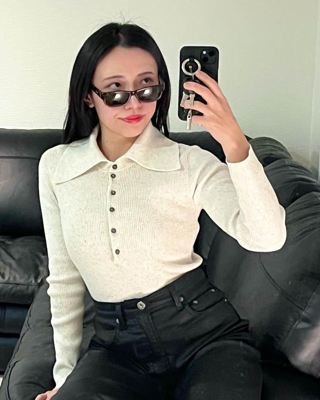 RIKAPEPEのインスタグラム：「・ ・  調子に乗って、たま〜に着る私服紹介。  今季買って良かったのは、レザーデニムパンツ。 多分、毎日履いてる😂   まるでレザーのようなのに、いつものジーンズのような穿き心地。世界トップシェアを誇るトルコのデニム素材メーカーISKO社が開発した、特殊な技術でコーティングを施し、レザーのような質感を持たせたストレッチ生地みたいです。  犬のヨダレもサッと拭けるし（最重要）、何より履き心地良すぎなのに、シルエット綺麗。気に入ったら同じの欲しくなるから、もう一足買うかも😉 @moussyofficial   背中開きの服は、初めて買った。 ボディースーツになっていて、 テンションあがる🤍🖤 襟が広めで気に入りました。 @searoomlynn_official   サングラスは、大昔に買ったレイバンです🕶 90年代モデルに憧れて買った横長の鼈甲タイプ。 @rayban   #searoomlynn  #moussy  #rayban」