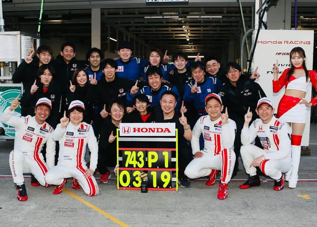 武藤英紀のインスタグラム：「有志メンバー（HRDC）で掴んだ勝利🏆  仕事じゃなく勝ちたいからやる！ 真のHONDAスピリットに触れられた貴重な時間になりました！  涙もんです。  @honda_randd_challenge  @hondajp  #civic  #typer #fl5」