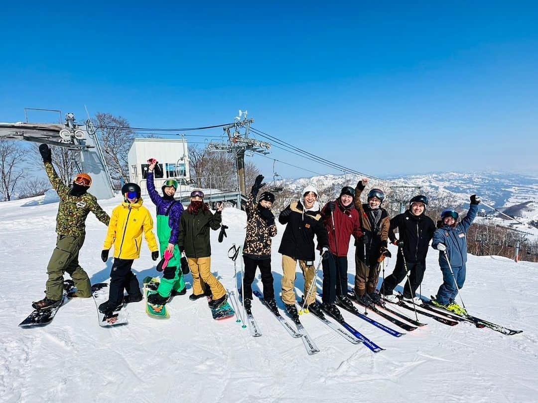 azumiさんのインスタグラム写真 - (azumiInstagram)「今季２回目 今シーズンラスト（早） 三月頭に日帰り雪山へ！ どんどん部活っぽくなる我々スキー部⛷ 最後、下山コースの長距離2.5キロはもうヘロヘロでしたが今回も五時間ガッツリ滑りました  なんとこの日は @kuriyamamiku プロとご一緒させていただき、とんでもないレベルの滑りを生で見て大感動😭 ありがとうございました🙏  あと、超久々に太田雄貴くん @yuki_ota_fencing と再会 雪山頂上で「あ、久しぶり〜👋」て最高だなw いつもパワフルな雄貴くん この日も面白かった😂  #ガーラ湯沢 #スキー部 #スキー #スキー女子 #昭和滑り #ウェーデルンはもう無いらしい #カービングスキー #難しい #道産子スキーヤー #来季は板揃えるのか？ #実家に20年以上前のサロモンの板が眠っているが #burton #skiwear #salomon」3月19日 21時00分 - xx_azumi_xx