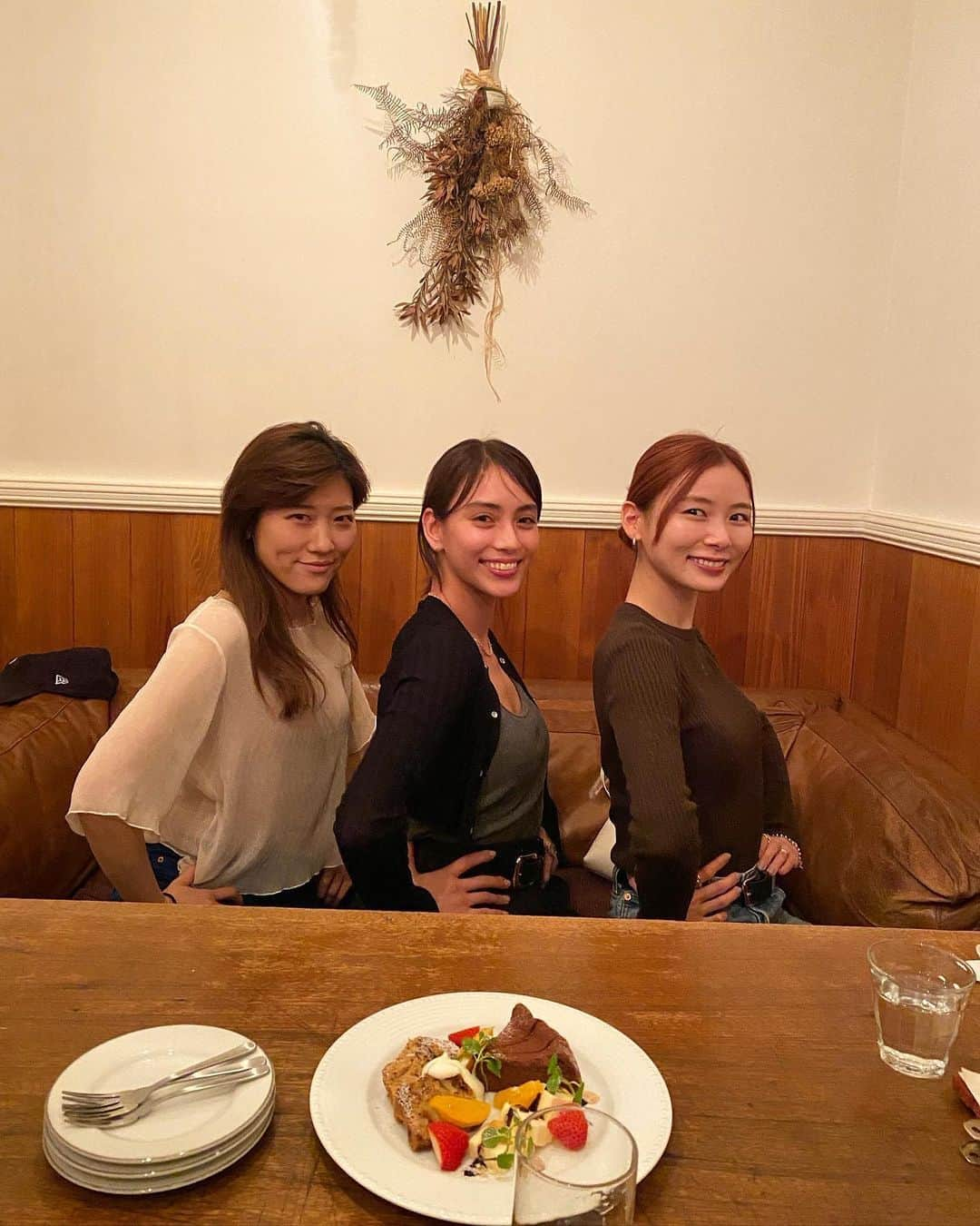 滝沢カレンのインスタグラム：「ヒコロヒーさんと朝日ちゃんと初めてお酒とご飯を飲んだ日🍻  ずっとご飯したい人をいっぺんに誘ったら来てくれました😭💕 なのでみんな3人が3人初めてのご飯です🤭  楽しかったー！！！ ヒコロヒーさんのおかわり🍻のリズムに合わせて飲んでいたらひさびさにすごい緑茶ハイ氷抜き飲んでいました。  ヒコロヒーさんの飲むさ加減はすごい😆  ヒコロヒーさんは後半部分また、お腹すいたのかもうほとんど入っていないホイルの包み焼きのお皿をゴシゴシ食べるので、包み役のホイルさえも穴が空くほどの清潔感でした🤣  それくらい出汁の出汁まで食べ尽くすほど美味しいご飯屋さんです✨  朝日ちゃんはひたすら優しくって気遣いなのに、 ツッコミもしたりで大忙し😂！  とにかく、みんな性格が楽しくって一個も曲がっていなくって、話していてもっともっともっと好きになる、お2人でした☺️  なんて楽しい人たちと私はお仕事出来ていたのだろう✨と自分が自分で羨ましくなるほど改めて、この世界には素敵な方がたっくさんいます☺️  またご飯に必ず行こうと約束したり、 ブラッシュアップライフ好きの私たちはなぜか帰り際に、#熊谷ビューティー学院 ポーズをしてプリクラならぬ写真を撮ったりして幕を閉じました。  最後の最後まで楽しい人たちでした😍！  この世界、最高😆❤️！」