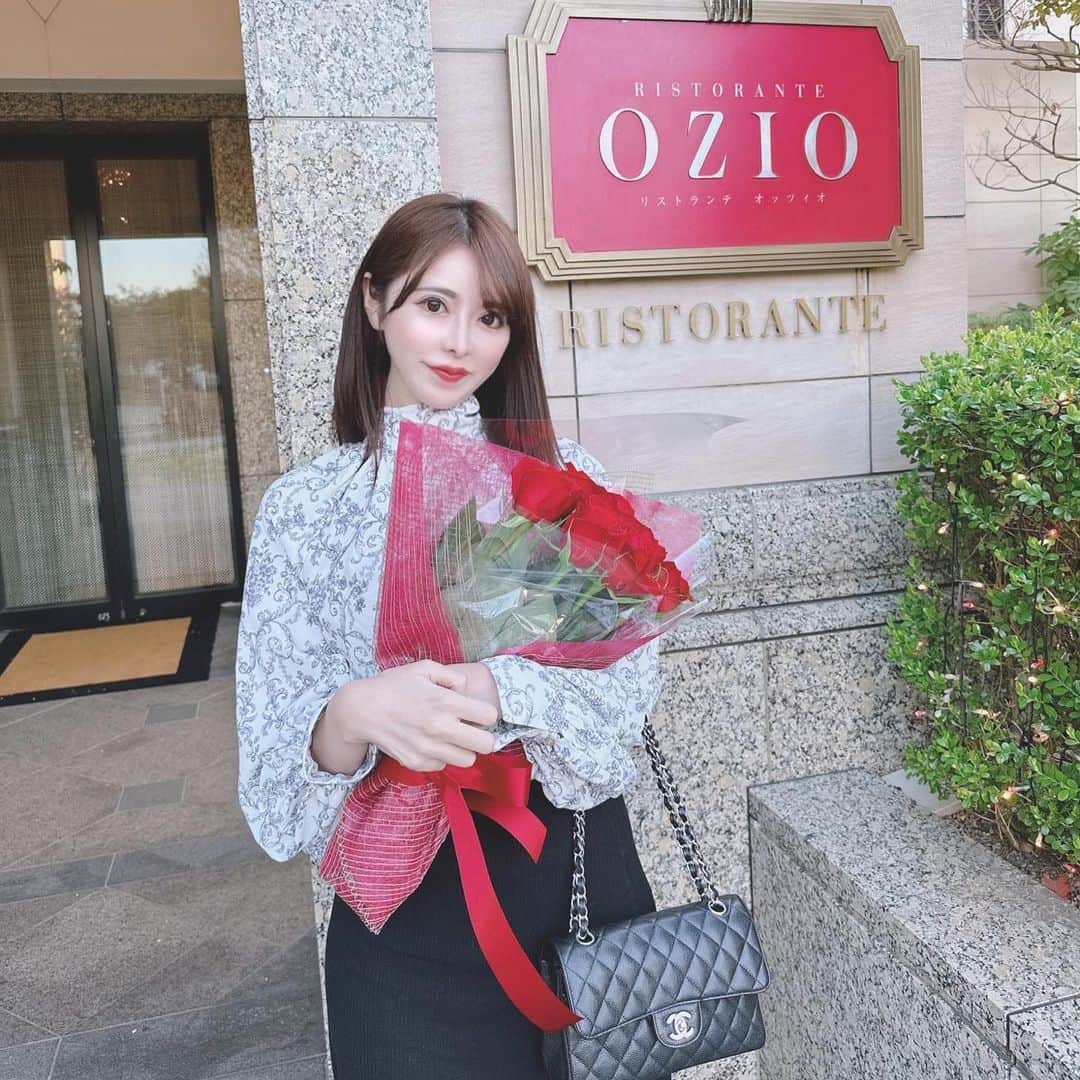 桃瀬えりなのインスタグラム：「𝑻𝒉𝒂𝒏𝒌𝒚𝒐𝒖♡  #louisvuitton #chanel #rady #ristoranteozio #gourmet #rose #follow #followme #お台場 #グルメ #ベイコートレストラン #コース料理 #花束 #薔薇」