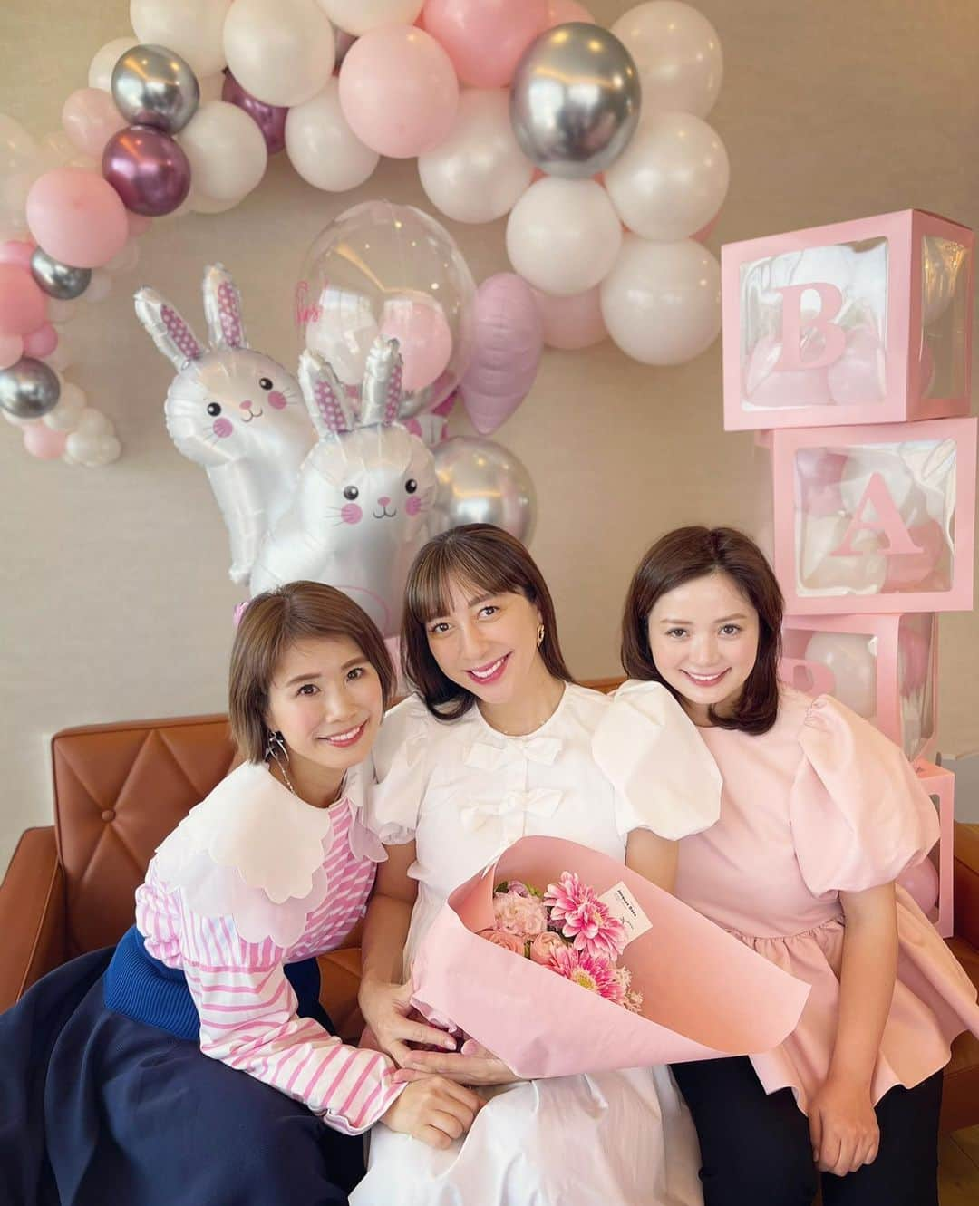 小川ひとみさんのインスタグラム写真 - (小川ひとみInstagram)「今日は海星crewが とっても素敵なBaby Showerを 開いてくれました💓🥹💓 小学校からずっと一緒の海星の仲間🌟 6歳から、、３２年✨ みんなのセンスと愛がこもっていて 何もかもが可愛くてPink尽くしで 嬉しかったよ〜😢💓 忙しい中本当にありがとう❤️❤️ 幼い頃から長い年月見守ってくれて 私の未熟な部分も成長した部分も みんなは知ってくれてる🥹 幼馴染同然のみんなの存在は 年々貴重に大切に思っているよ❤️ 本当にありがとう💓 #love」3月19日 21時09分 - hitomy220