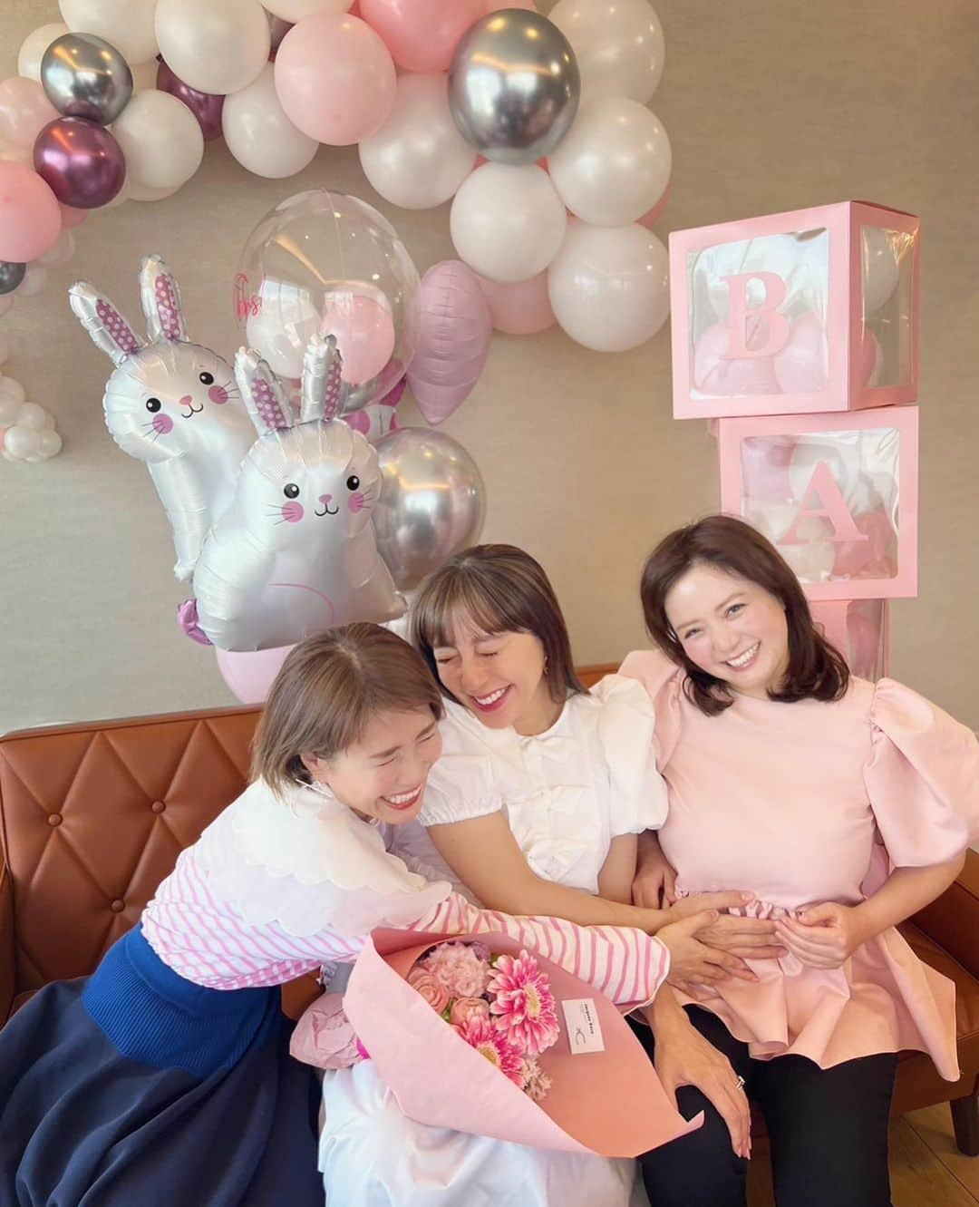 小川ひとみさんのインスタグラム写真 - (小川ひとみInstagram)「今日は海星crewが とっても素敵なBaby Showerを 開いてくれました💓🥹💓 小学校からずっと一緒の海星の仲間🌟 6歳から、、３２年✨ みんなのセンスと愛がこもっていて 何もかもが可愛くてPink尽くしで 嬉しかったよ〜😢💓 忙しい中本当にありがとう❤️❤️ 幼い頃から長い年月見守ってくれて 私の未熟な部分も成長した部分も みんなは知ってくれてる🥹 幼馴染同然のみんなの存在は 年々貴重に大切に思っているよ❤️ 本当にありがとう💓 #love」3月19日 21時09分 - hitomy220