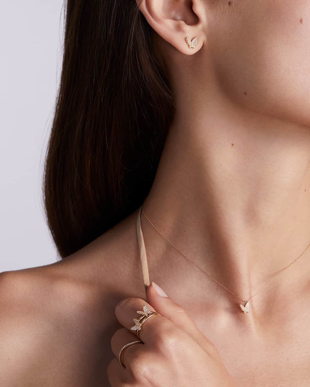 アーカーさんのインスタグラム写真 - (アーカーInstagram)「. 「papillon brillant」 素肌の上に舞い降りたパピヨンは春を謳歌しているよう。 　 #AHKAH #jewelry #2023ss #necklace #ring #earrings #present #アーカー #ジュエリー #ネックレス #リング #ピアス #プレゼント」3月19日 21時00分 - ahkah_official