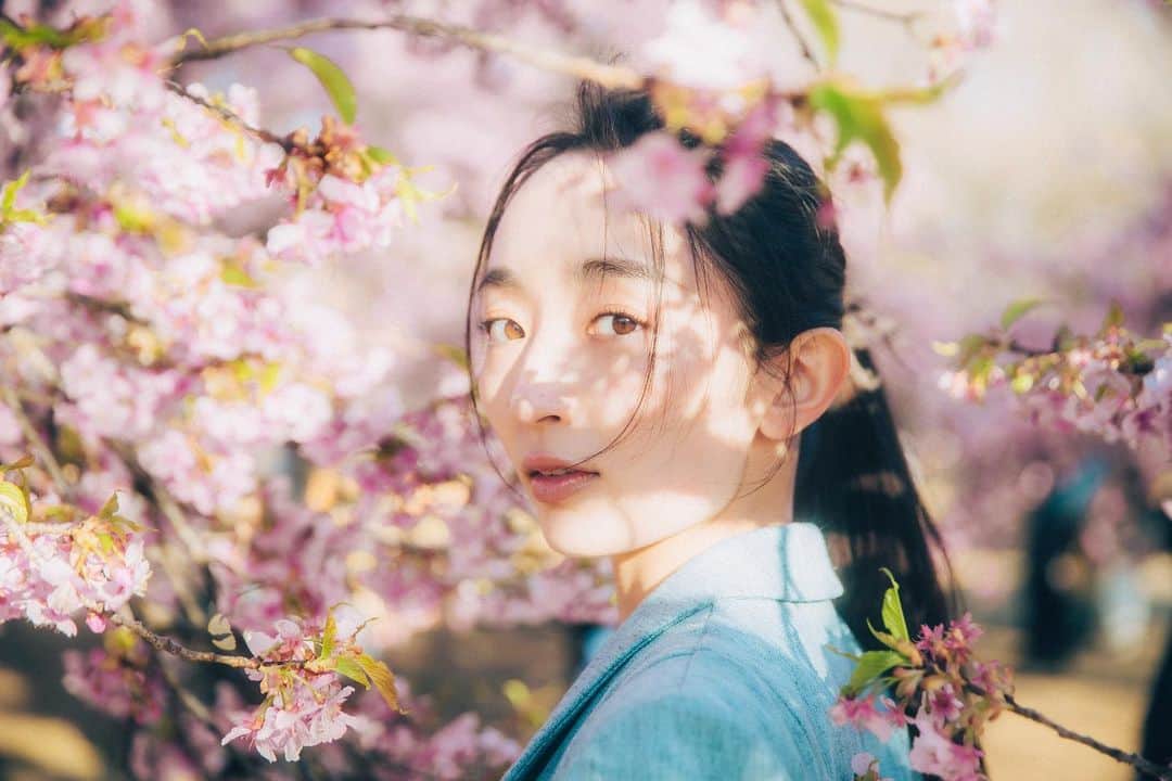 辻祐香のインスタグラム：「. もう春ですな〜🌸  昨日めちゃ寒かったけどw なんなら明後日から怒涛の雨予報だけどw 桜散ってしまうのかしら...  今年は久しぶりにお花見を心底楽しめる年だからね、 どうか散り切らず残ってくれい。  #桜の季節 #作品撮り #代々木公園」